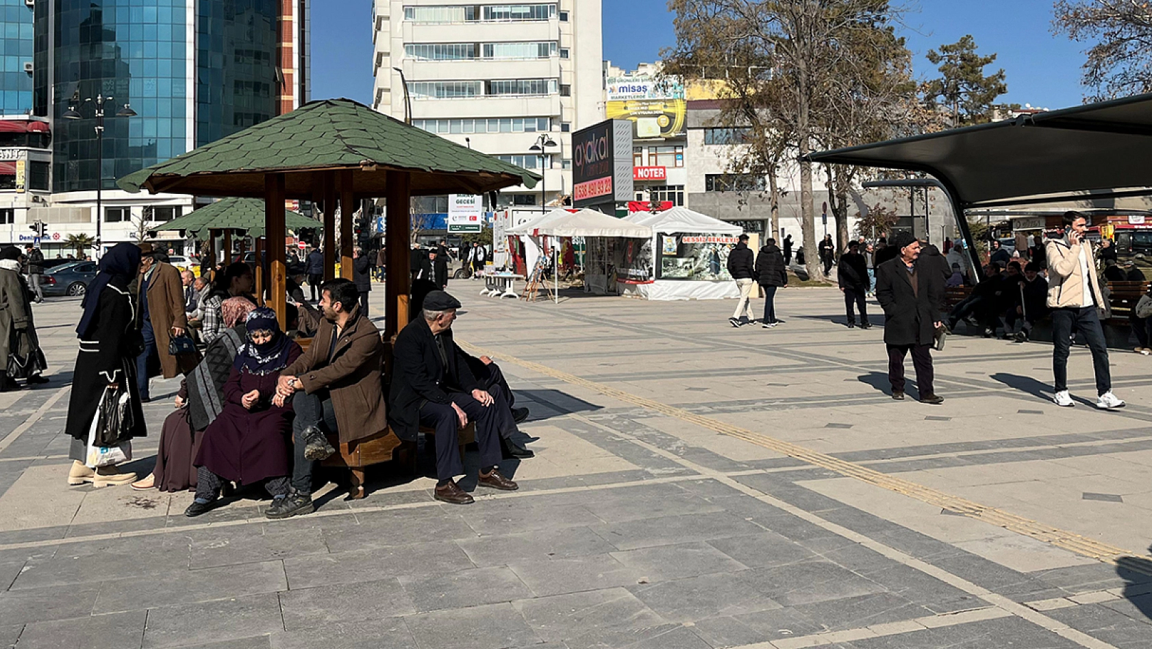 Elazığ'da meydanlar doldu taştı