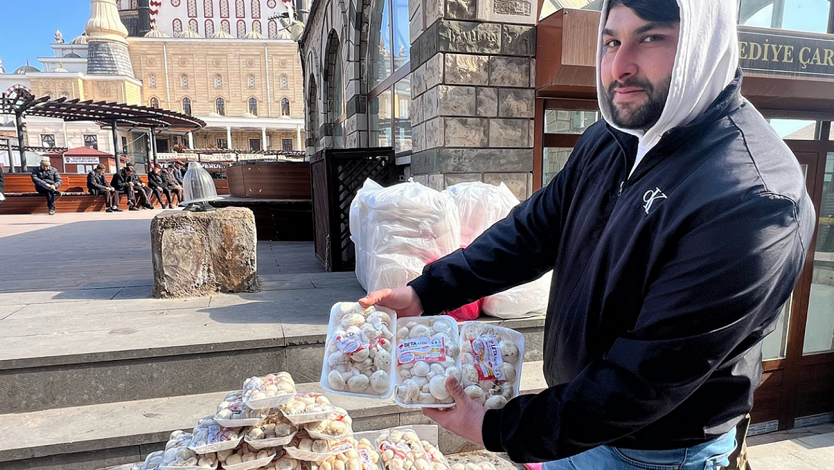 Elazığ'da 3 paketi 100 lira, yetişen alıyor!