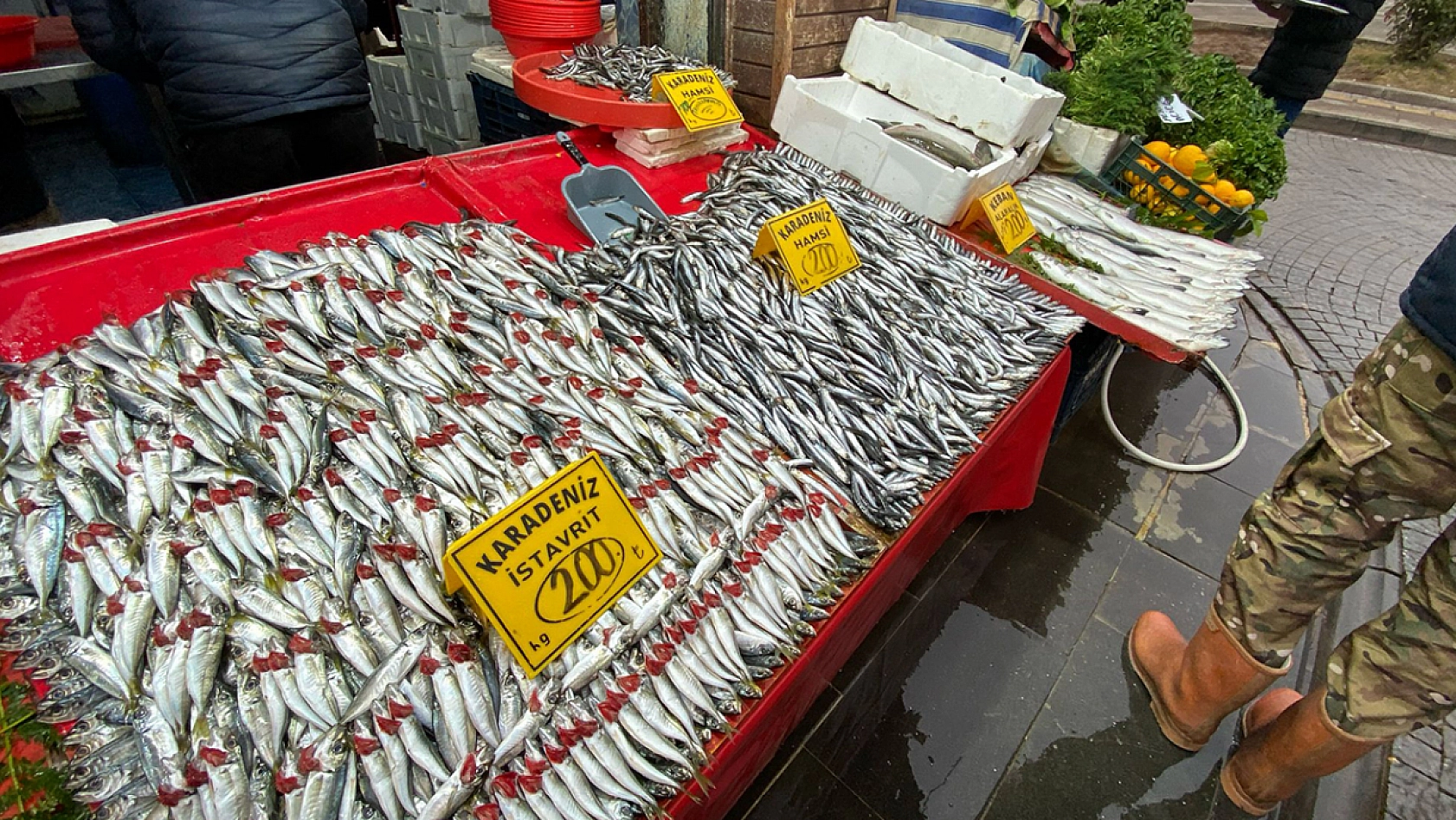 Elazığ'da tezgahlar dolu, talep yoğun