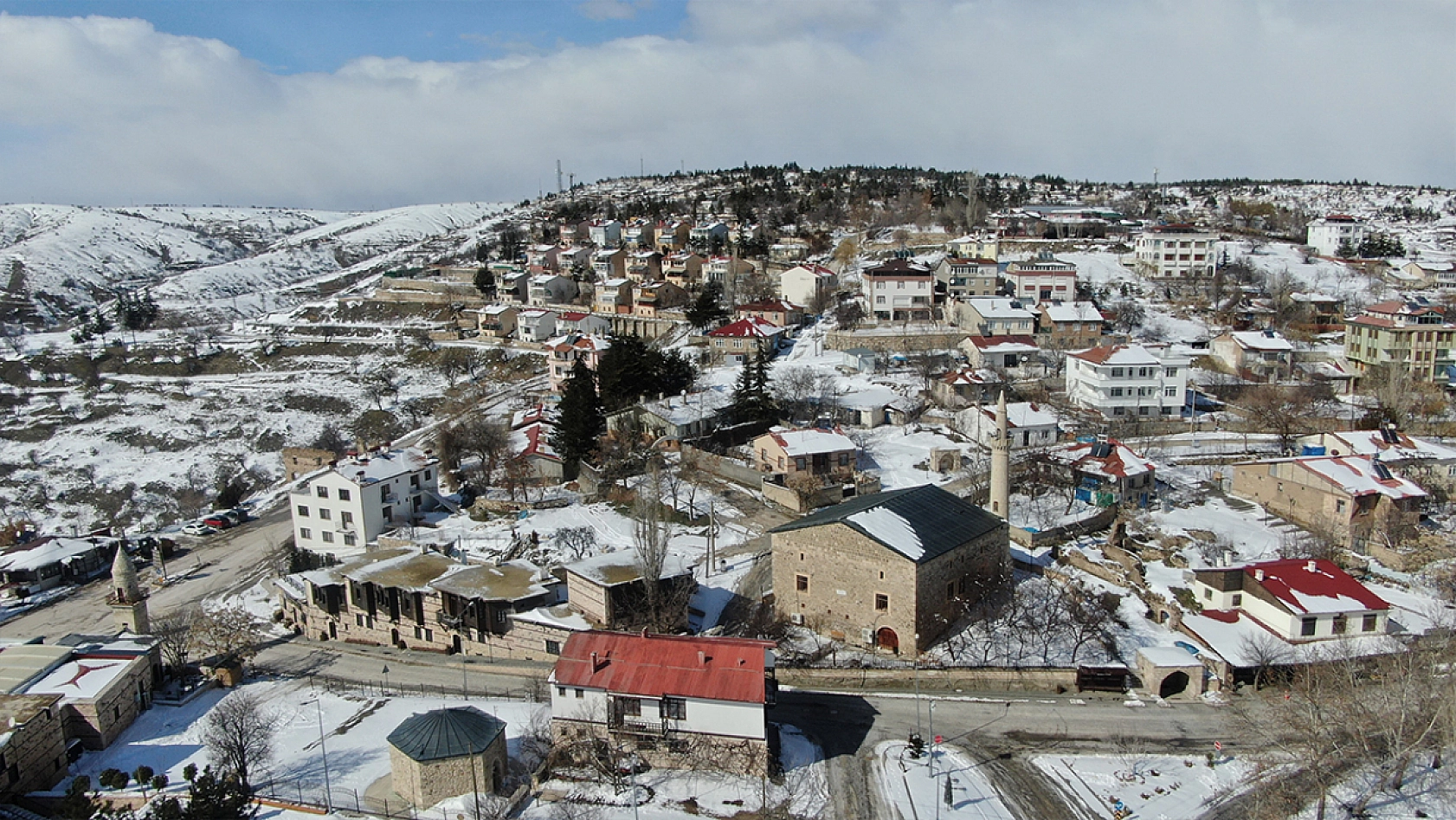 Medeniyetler beşiği Harput, kar yağışıyla birlikte kartpostallık manzaralara büründü