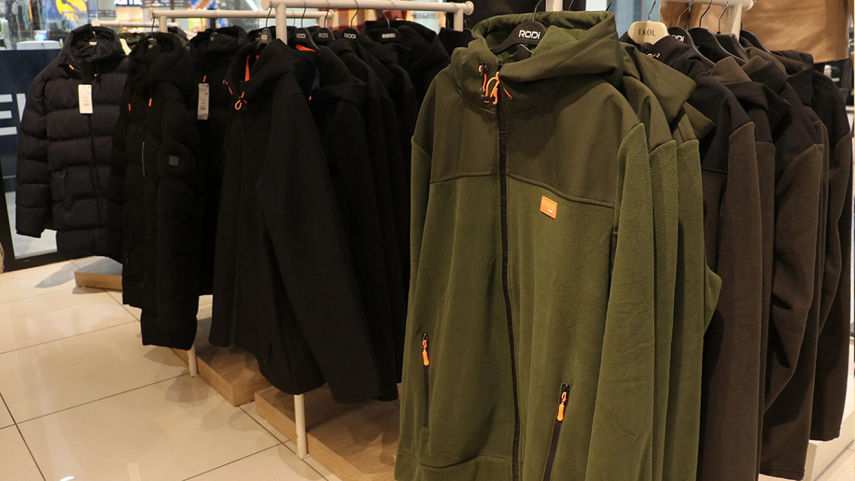 Elazığ'da bir mağaza yüzde 70 indirim yaptı duyanlar oraya koştu