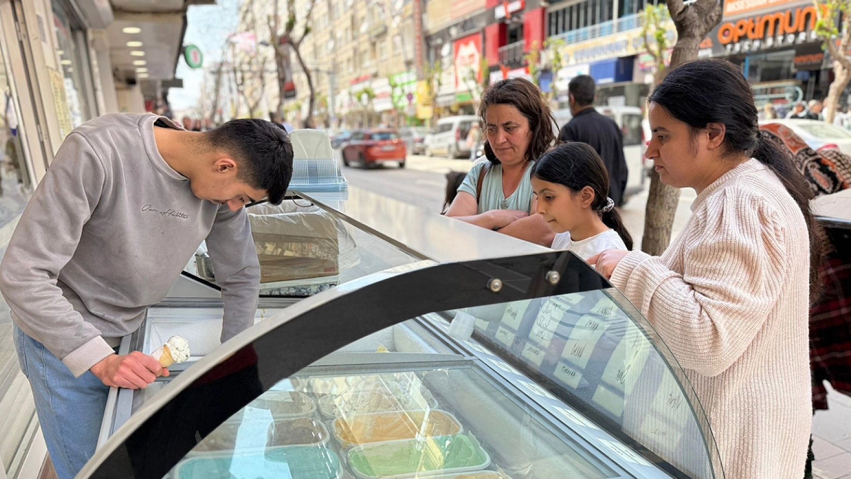 Havalar ısındı sevenleri oraya koştu