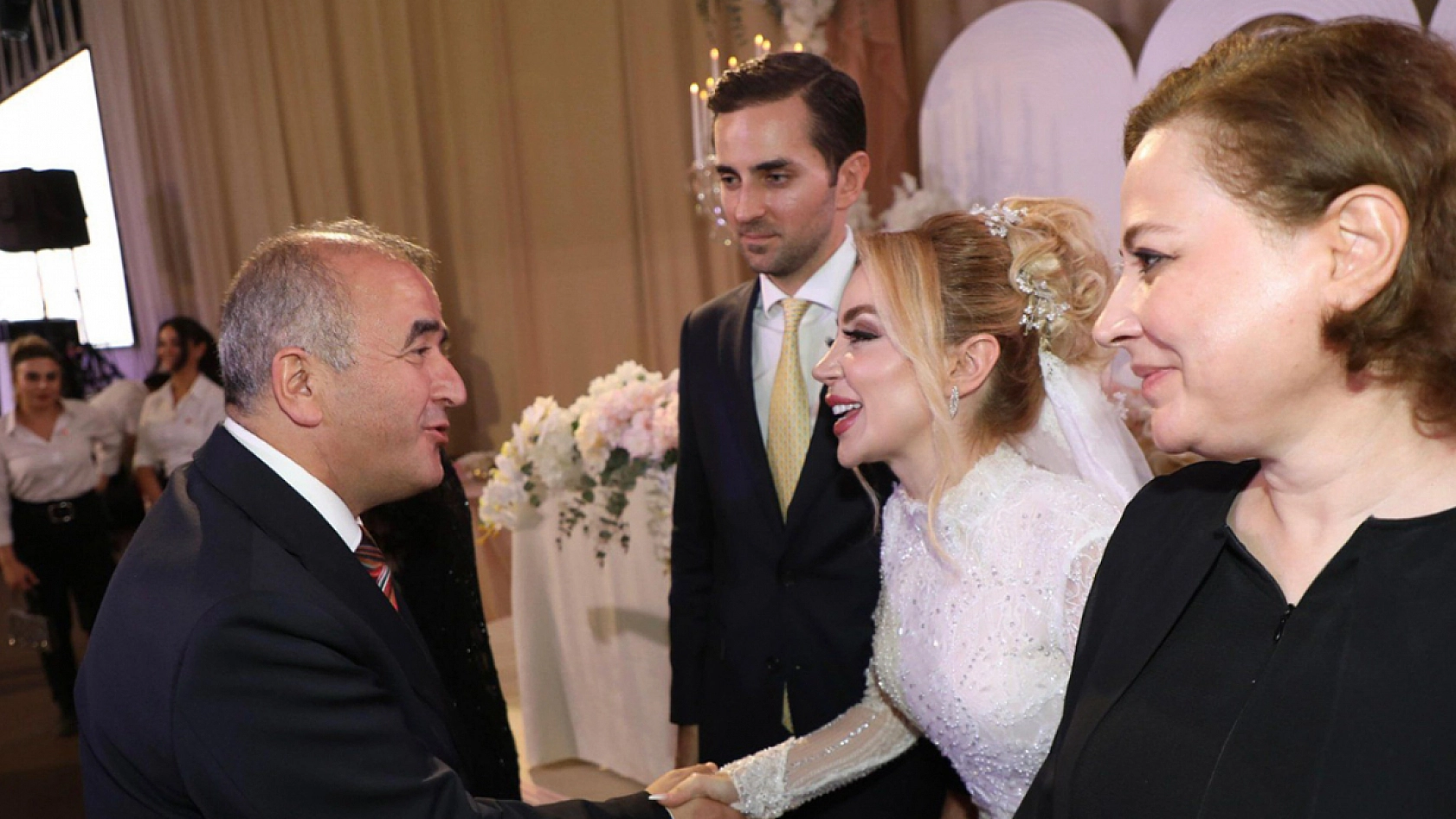 Elazığ'da tarihi düğün: Çayda Çıra gösterisiyle taçlanan geceye 3 bin davetli katıldı