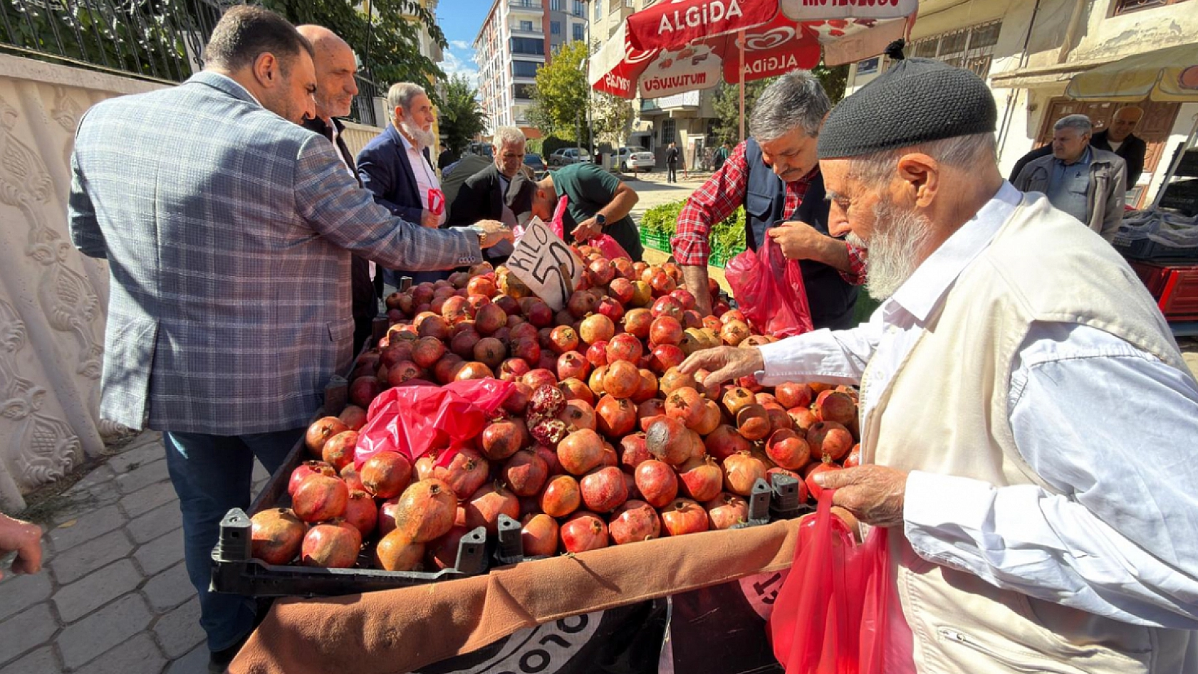Elazığ'da yılın ilk meyvesi tezgahlarda yoğun ilgi gördü