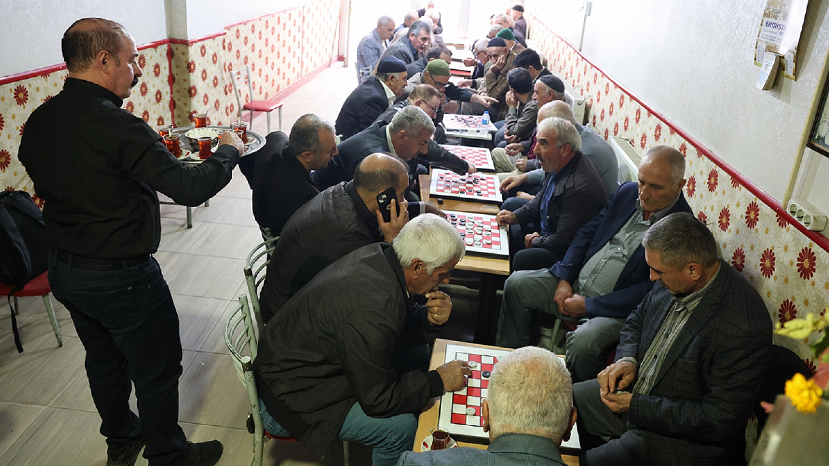 Elazığ'da 65 yaş üstü vatandaşların dama geleneği sürdürülüyor