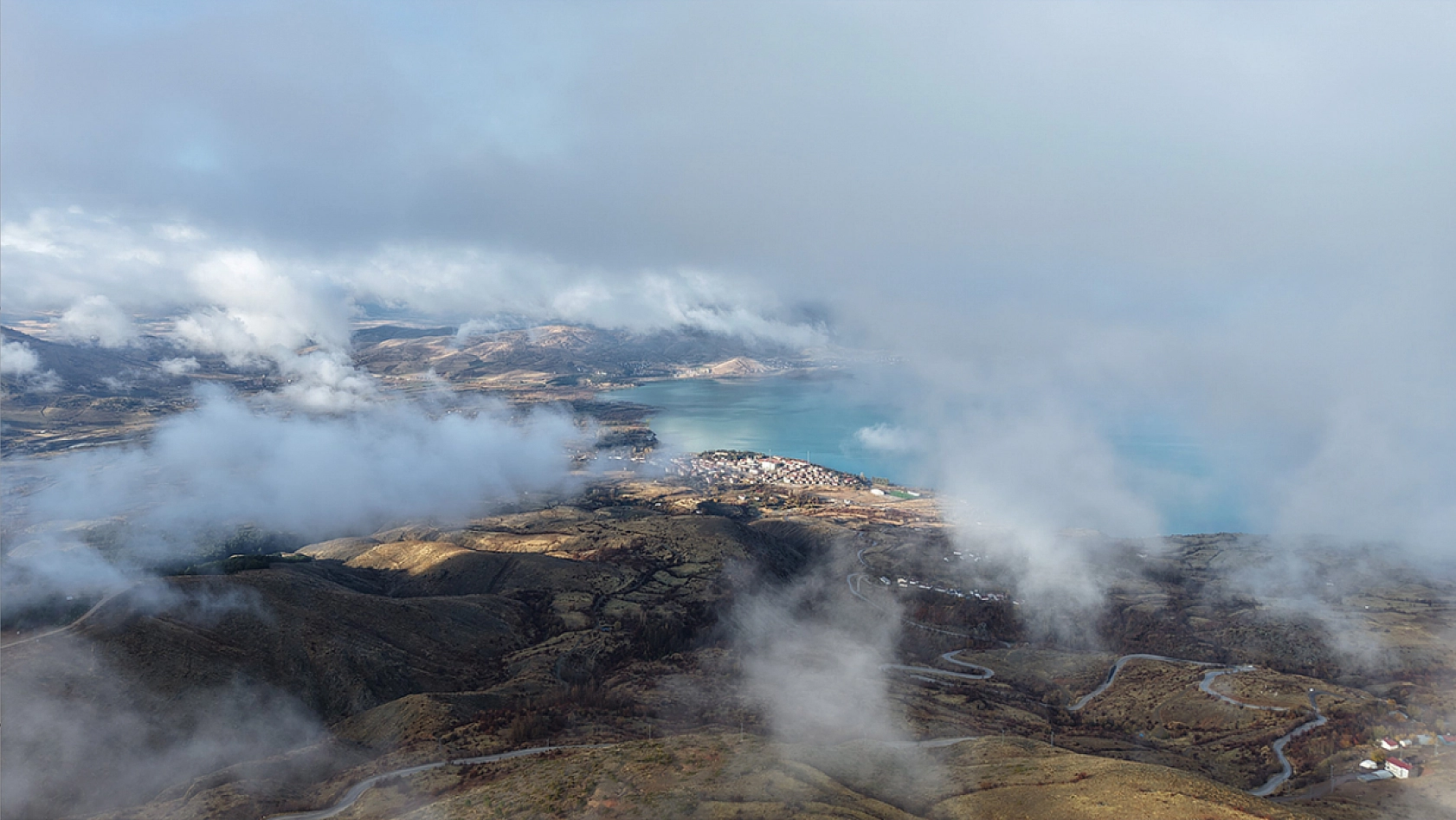 Kar, bulut ve göl bir arada: Elazığ'da Hazarbaba manzarası nefes kesti