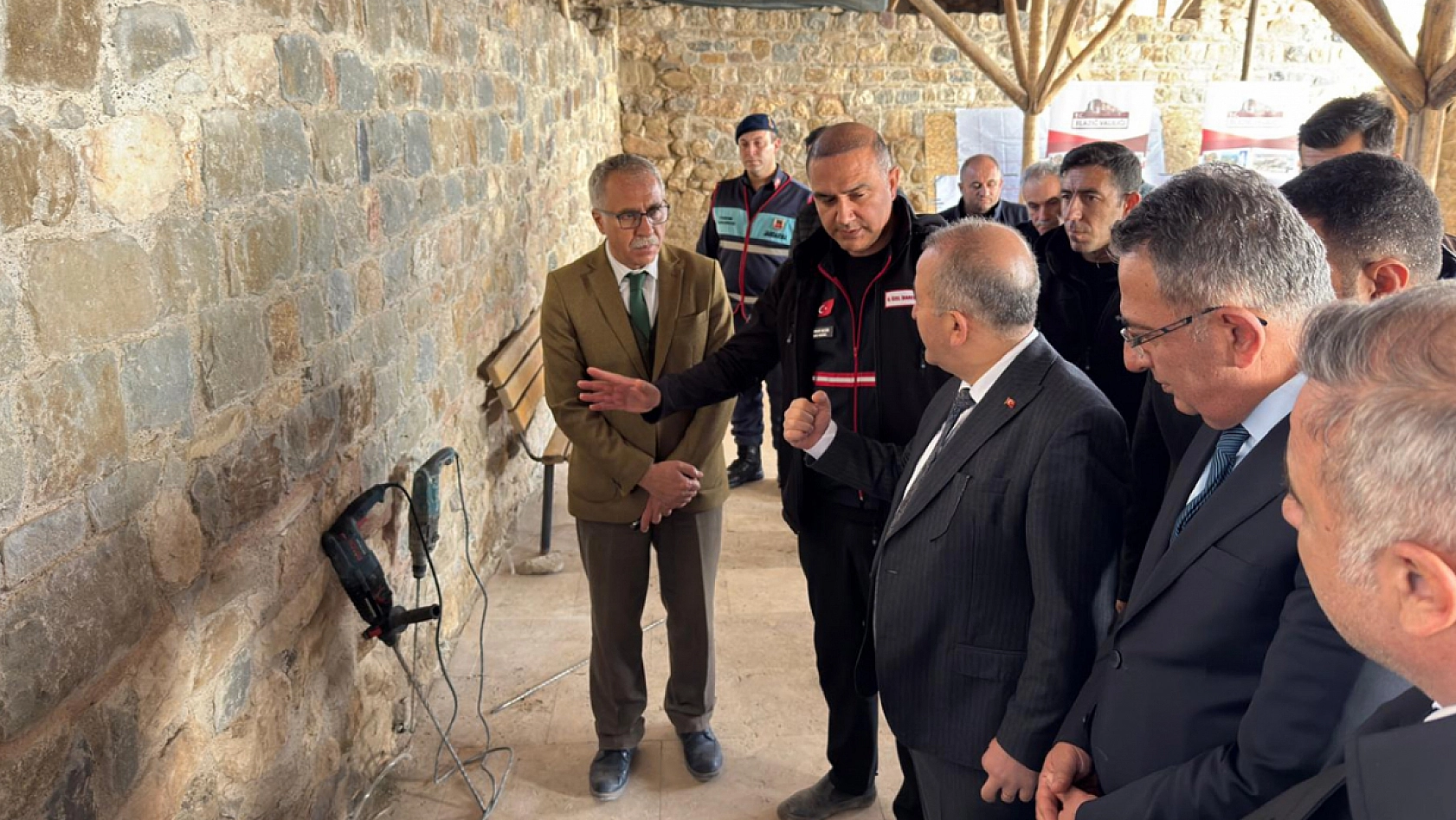 Vali Hatipoğlu,  Fetih Mescidi'ndeki restorasyon çalışmalarını inceledi