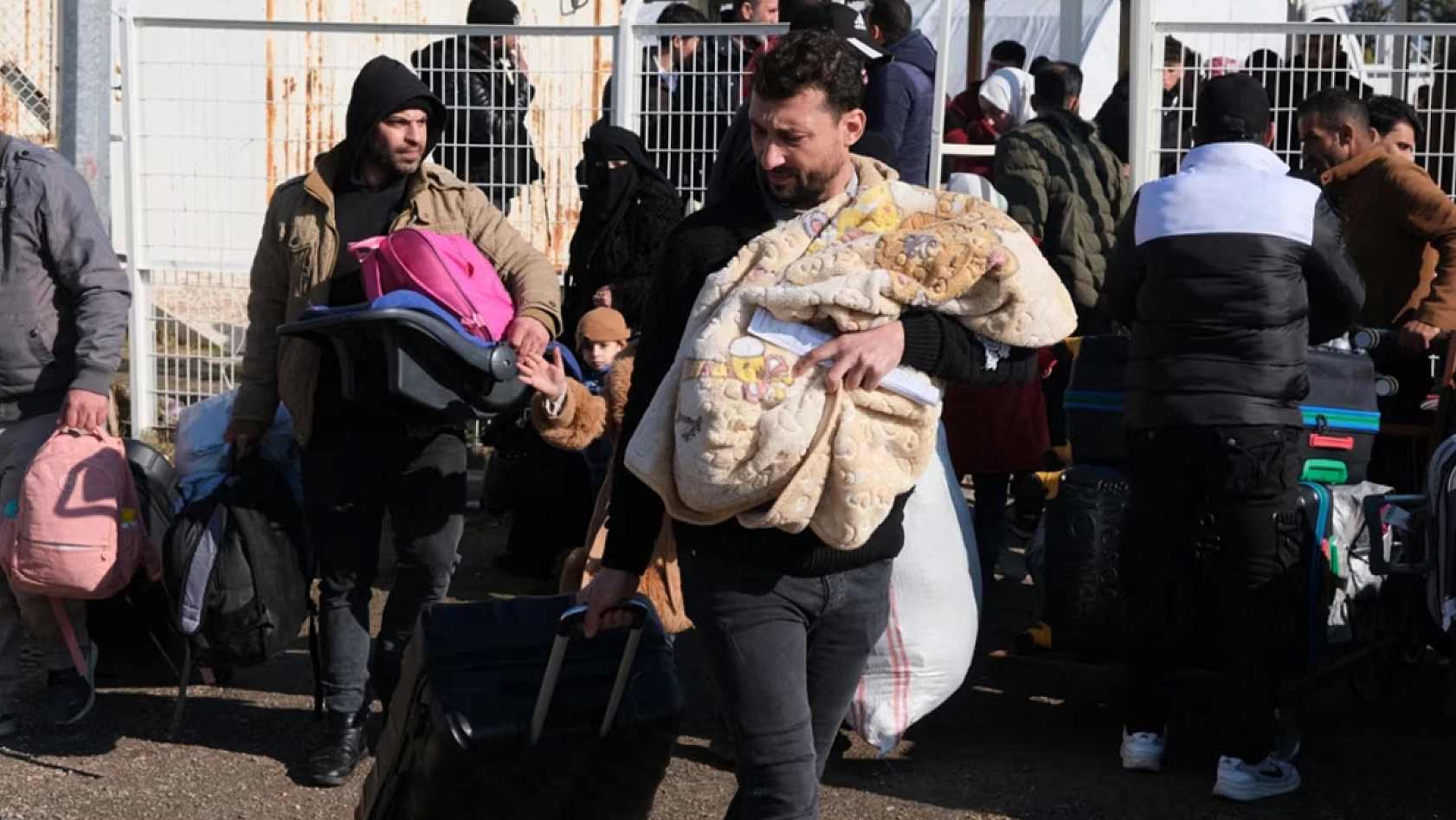 Erdoğan duyurdu: Suriyeliler için geçici koruma statüsü kademeli olarak kaldırılacak