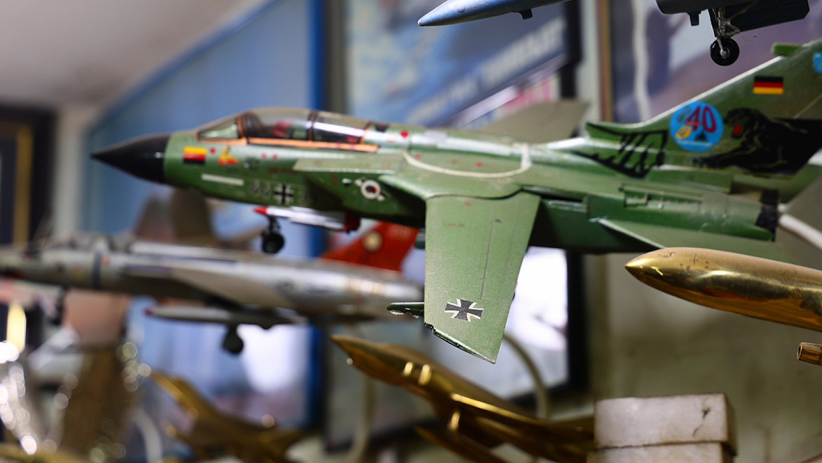 Elazığ'da 75 yaşındaki Atilla Demirbaş'ın pilotluk hayali gökyüzünde kaldı, maketlerle yaşadı