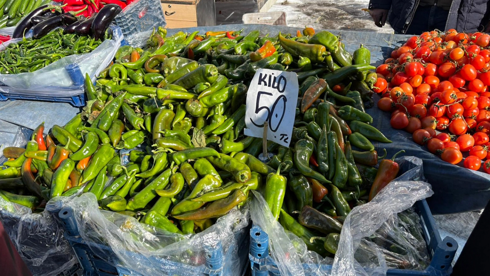 Elazığ'da soğuk ve rüzgara rağmen pazar kuruldu, fiyatlar sabit kaldı