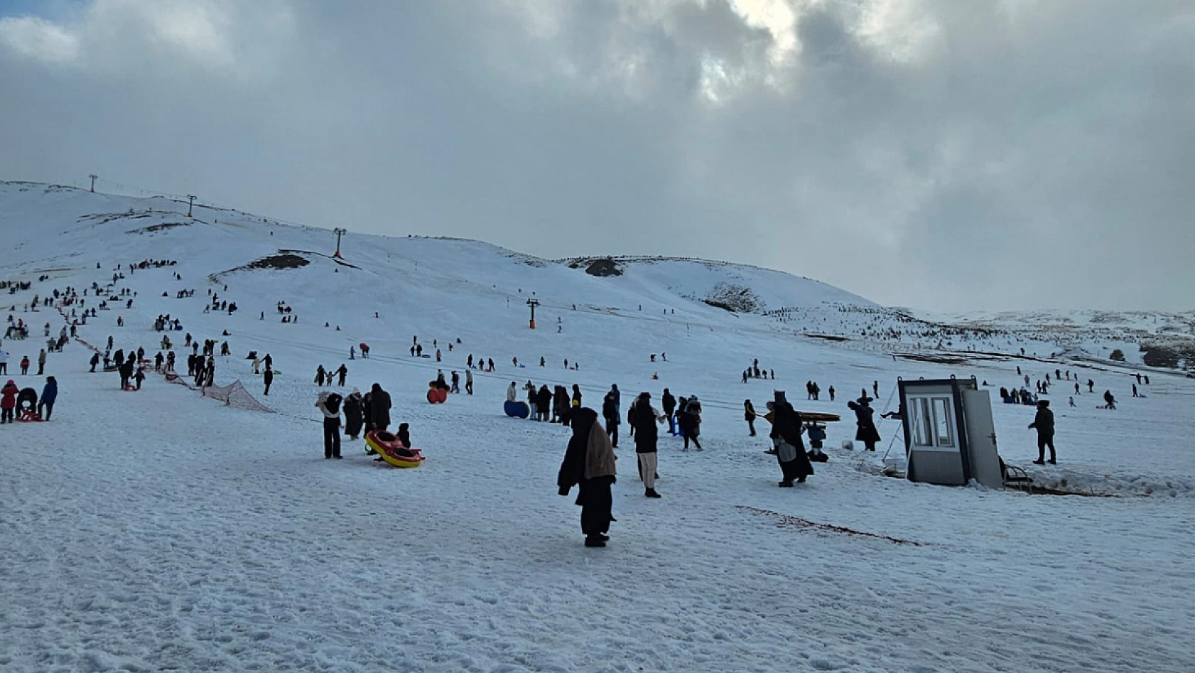 Rüzgara rağmen ilgi azalmadı: Elazığlılar Hazar Baba'ya akın etti