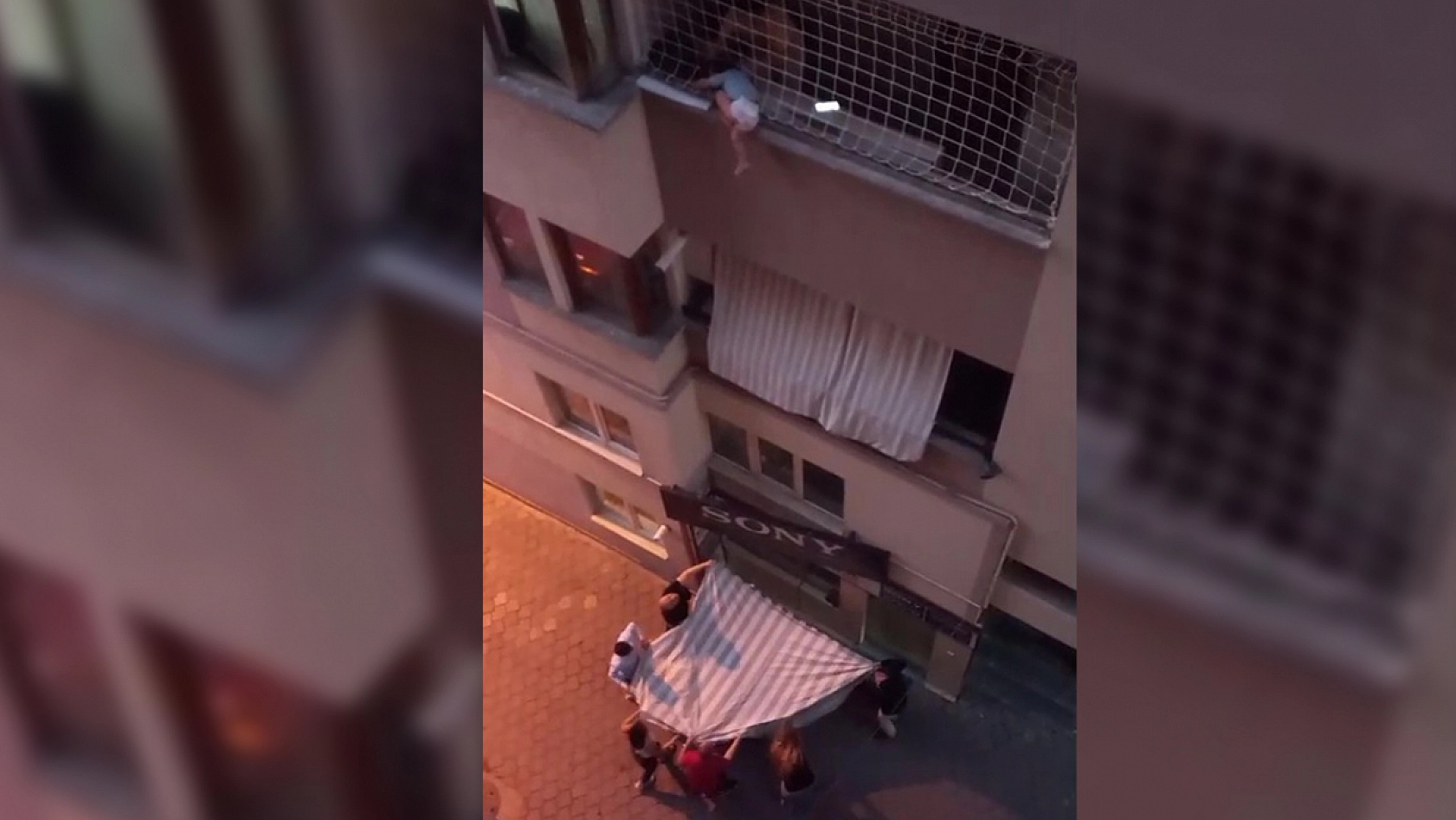 Yürekleri ağza getiren an: Balkon filesinde asılı kalan çocuğunu annesi dakikalarca tuttu