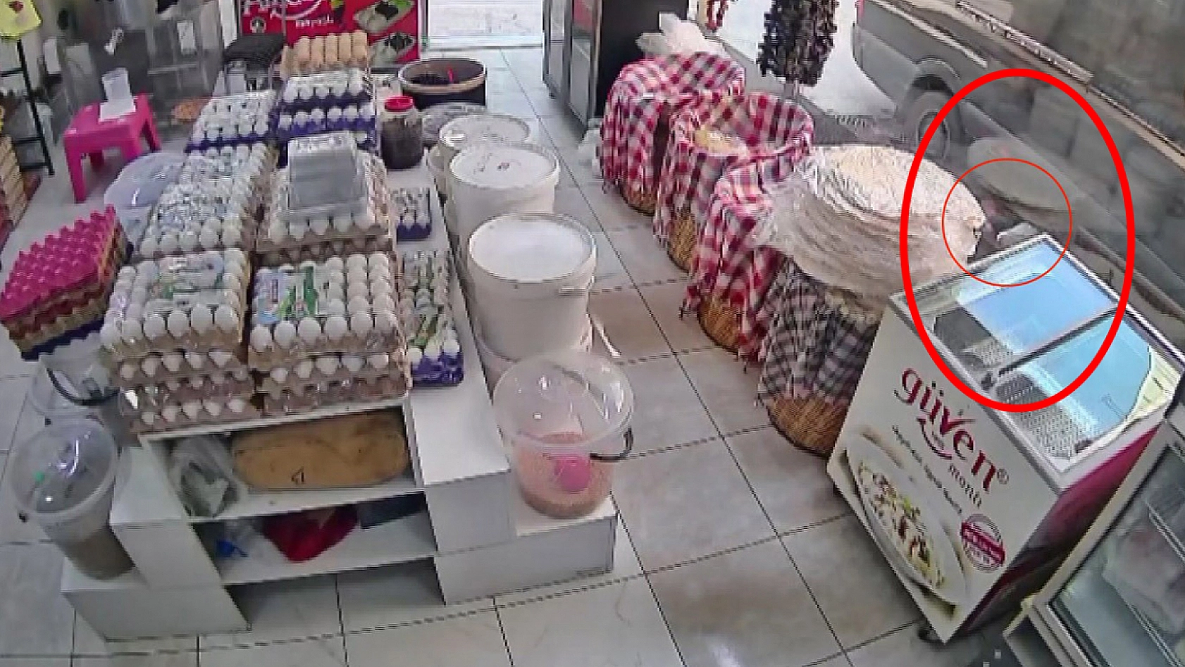 Korku dolu anlar: 4 Yaşındaki çocuk kamyonetin altında kaldı