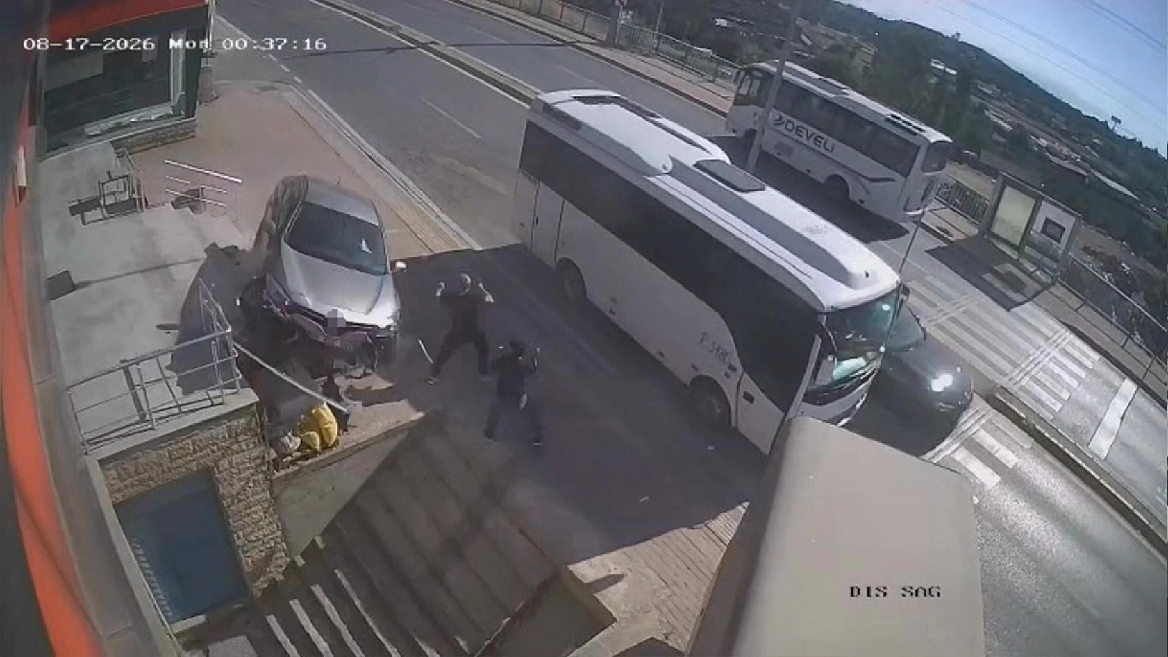 Otomobil merdiven boşluğuna uçtu: 2 kişi ezilmekten saniyelerle kurtuldu
