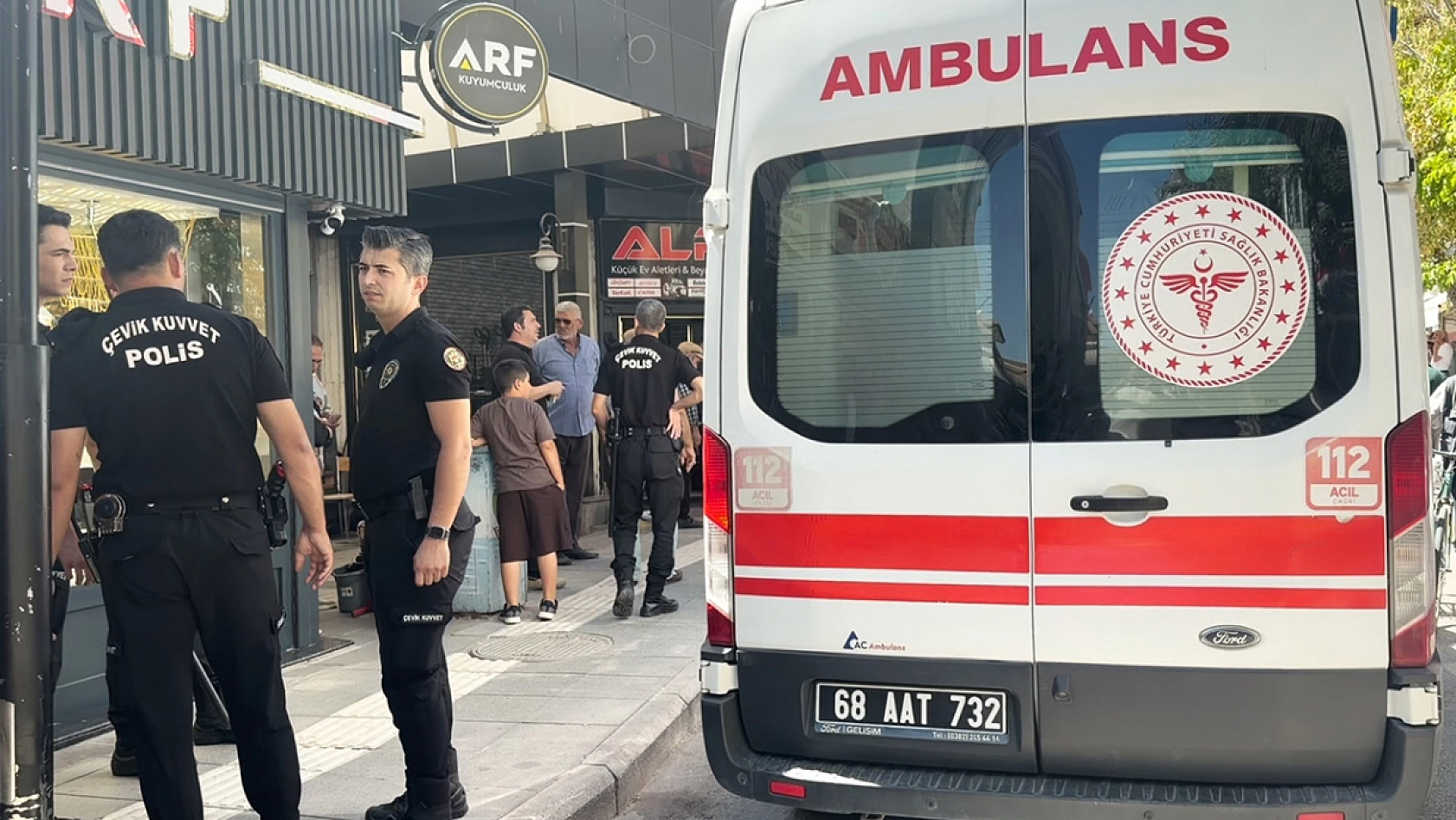 Bunalıma giren adam kendini bıçakladı