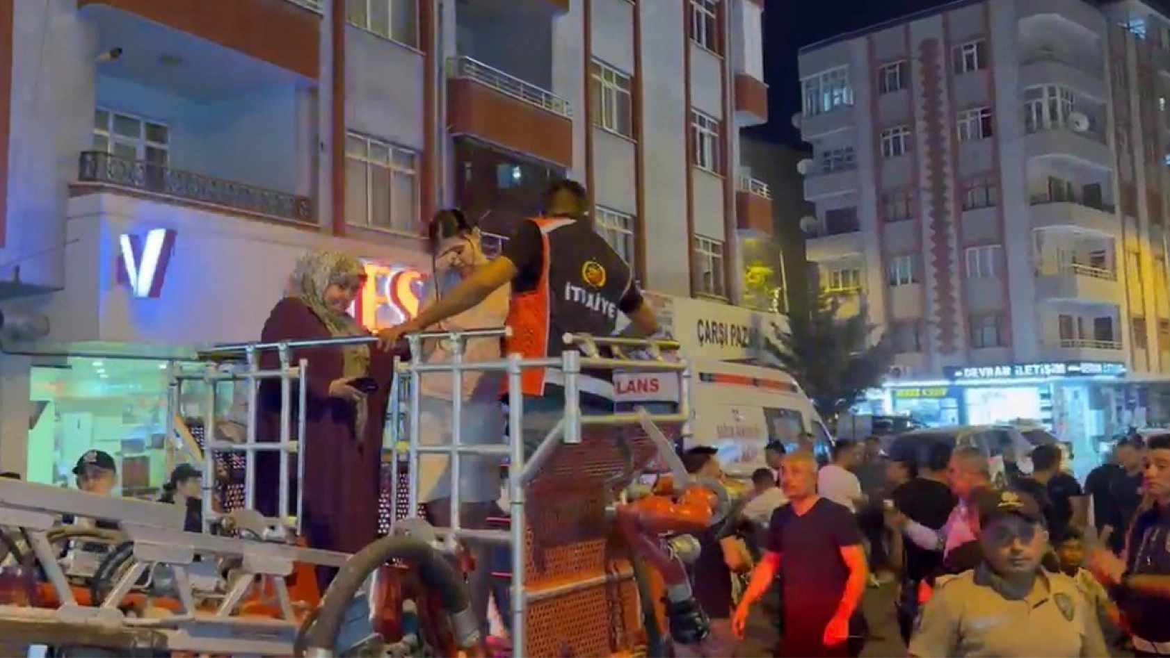Dubleks dairede yangın: 18 kişi dumandan etkilendi