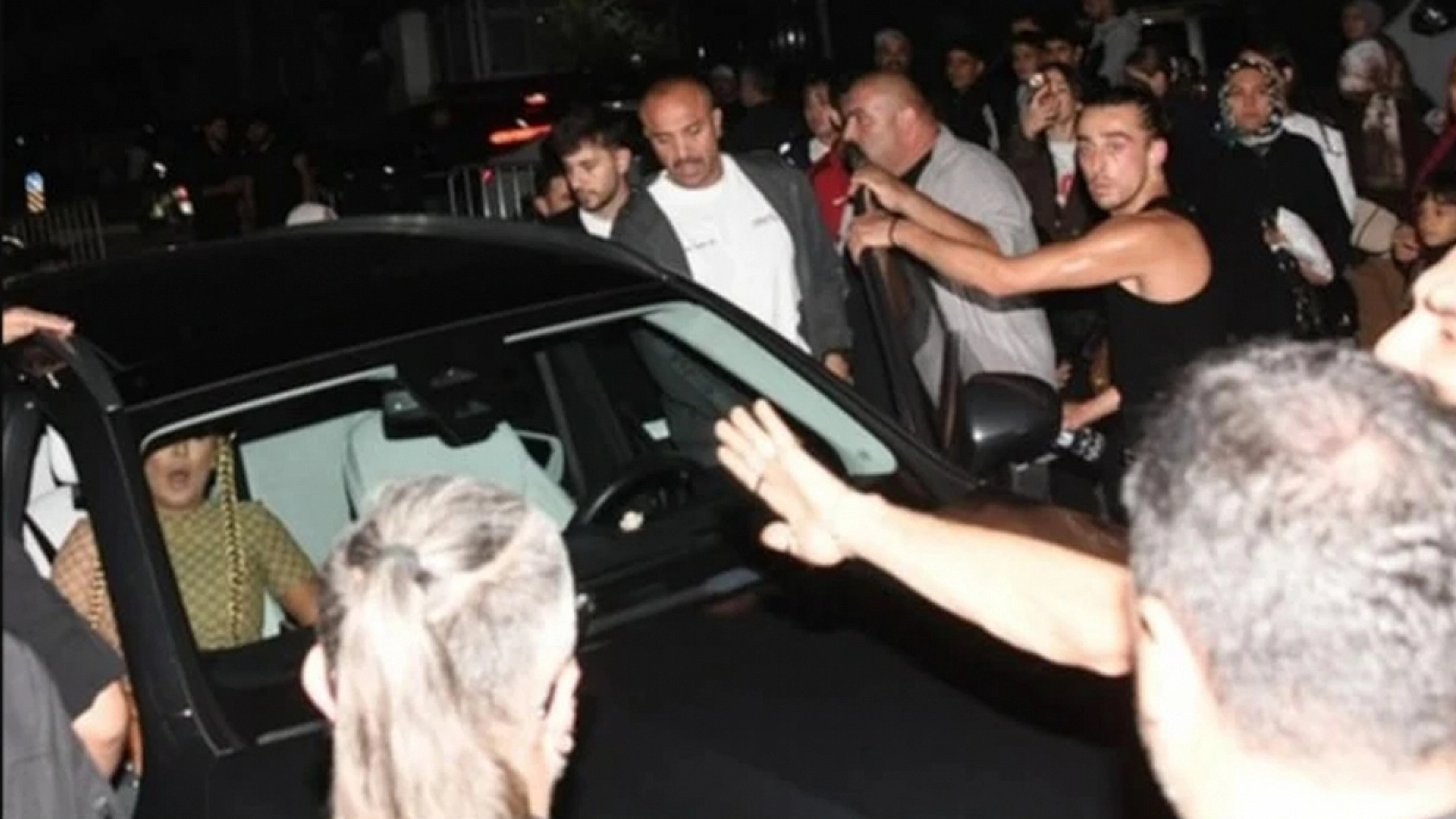 Demet Akalın sahnede tacize uğradı