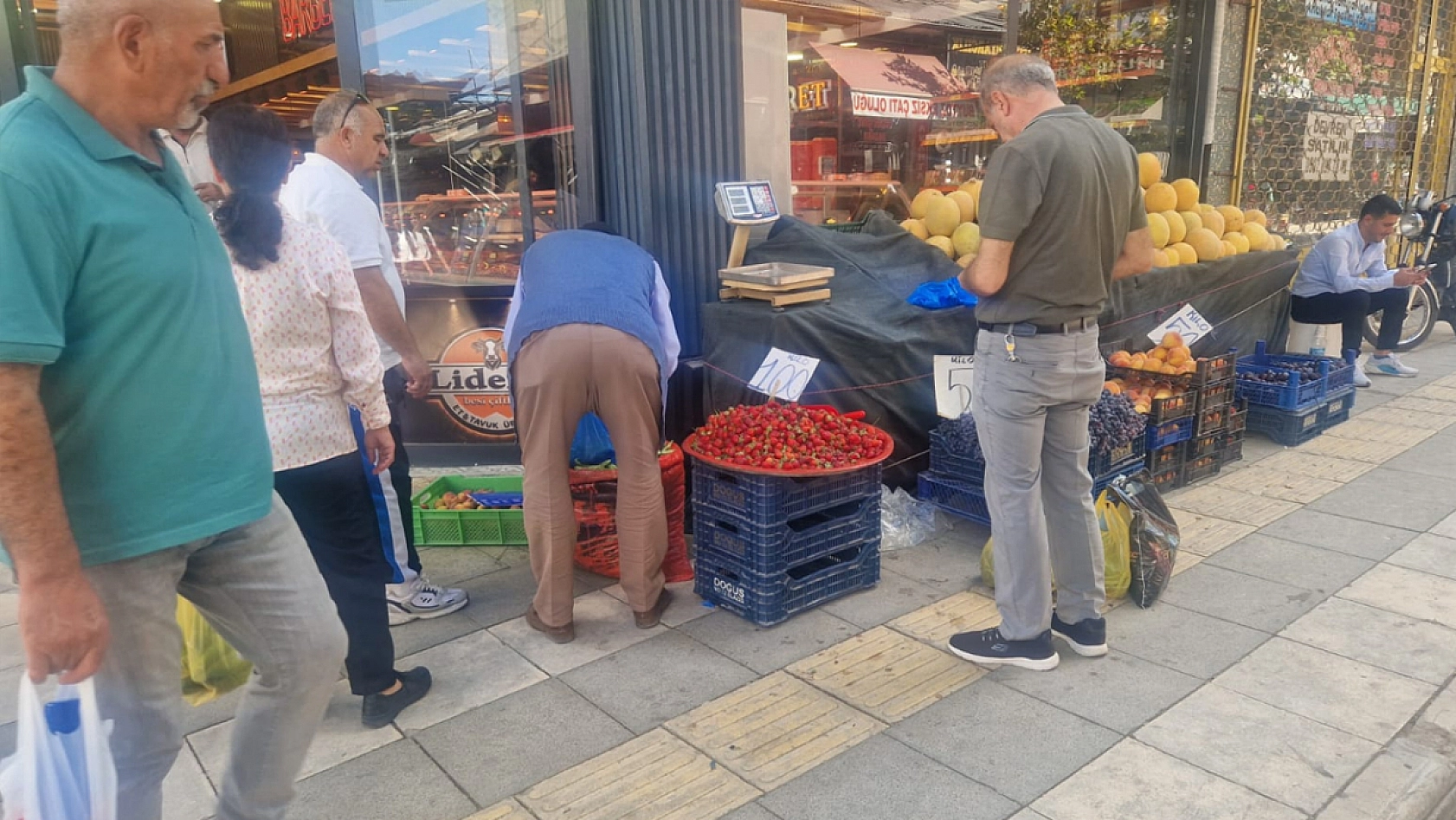 Elazığ'da fiyatları gören poşet poşet aldı