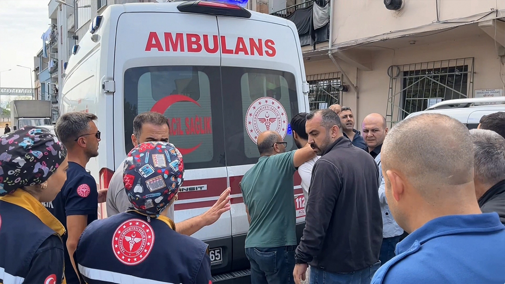 Hastaneye yatmak istemedi, polise bıçak çekip direndi