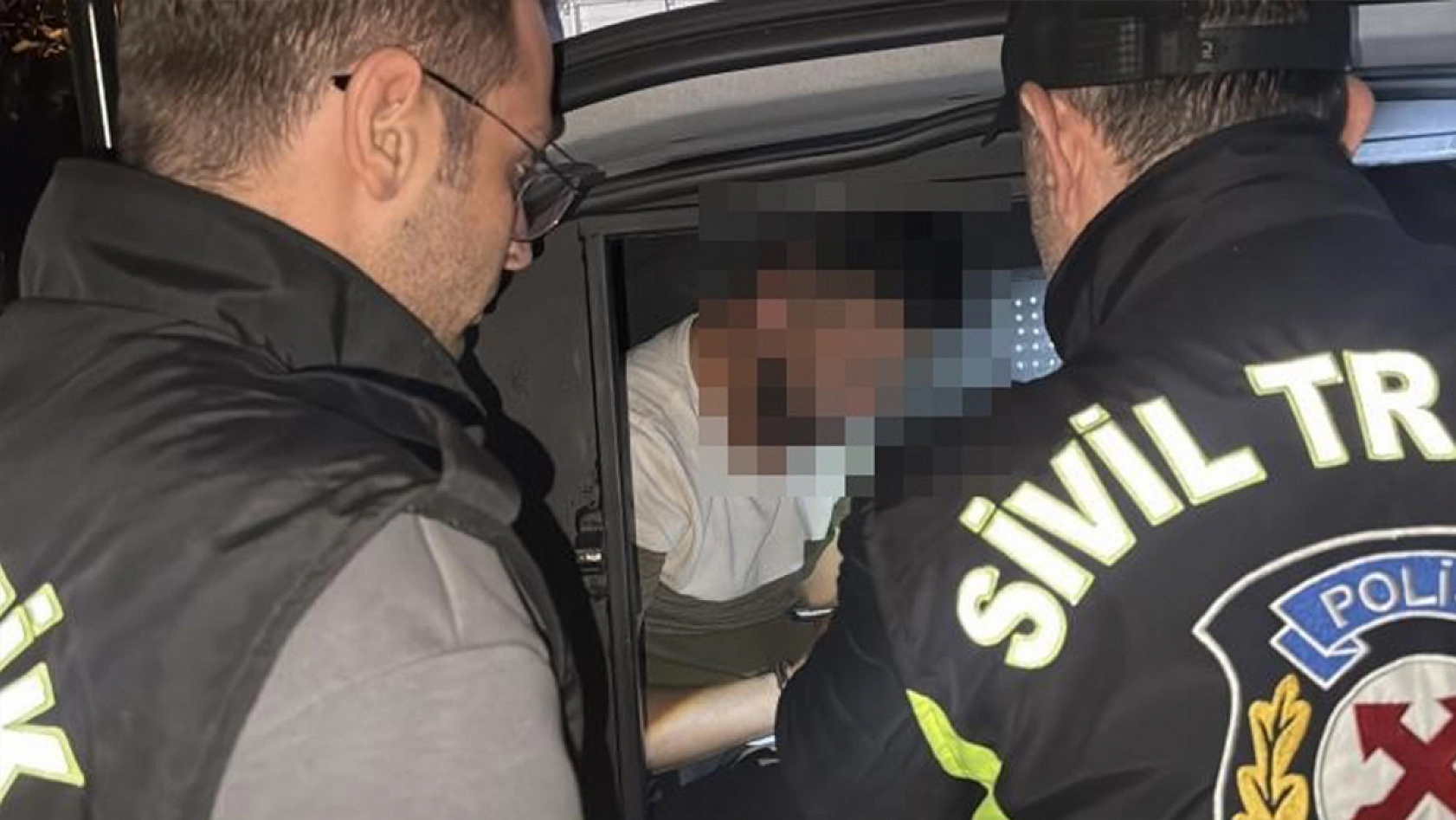 Eşi kamyonetten atladı, o sigara peşine düştü