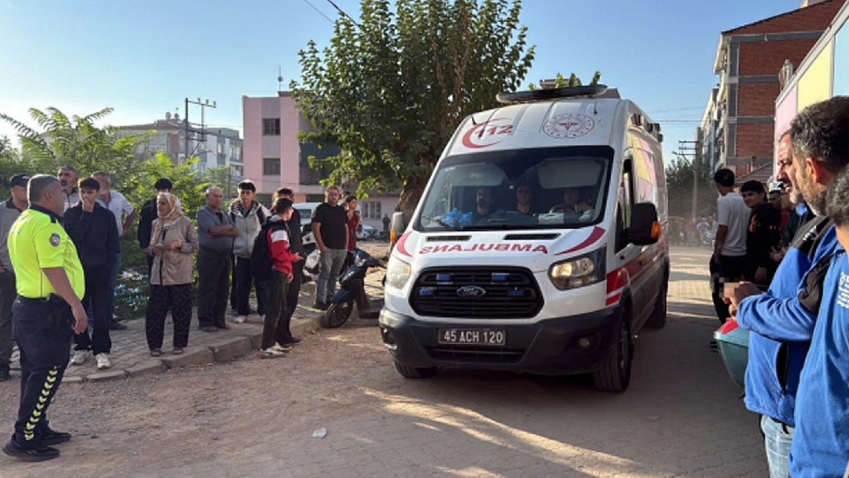 Lise önünde silahlı saldırı: Yaralılar var