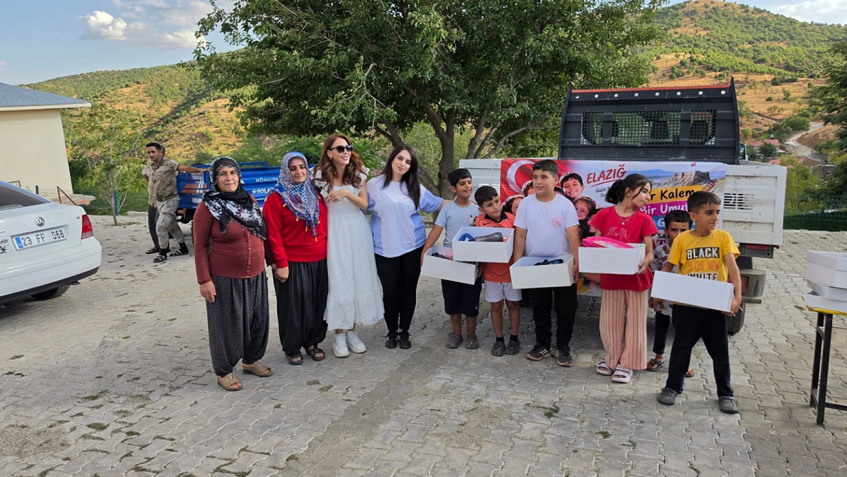 Sedat Peker'den Elazığ'da çocuklara kırtasiye desteği