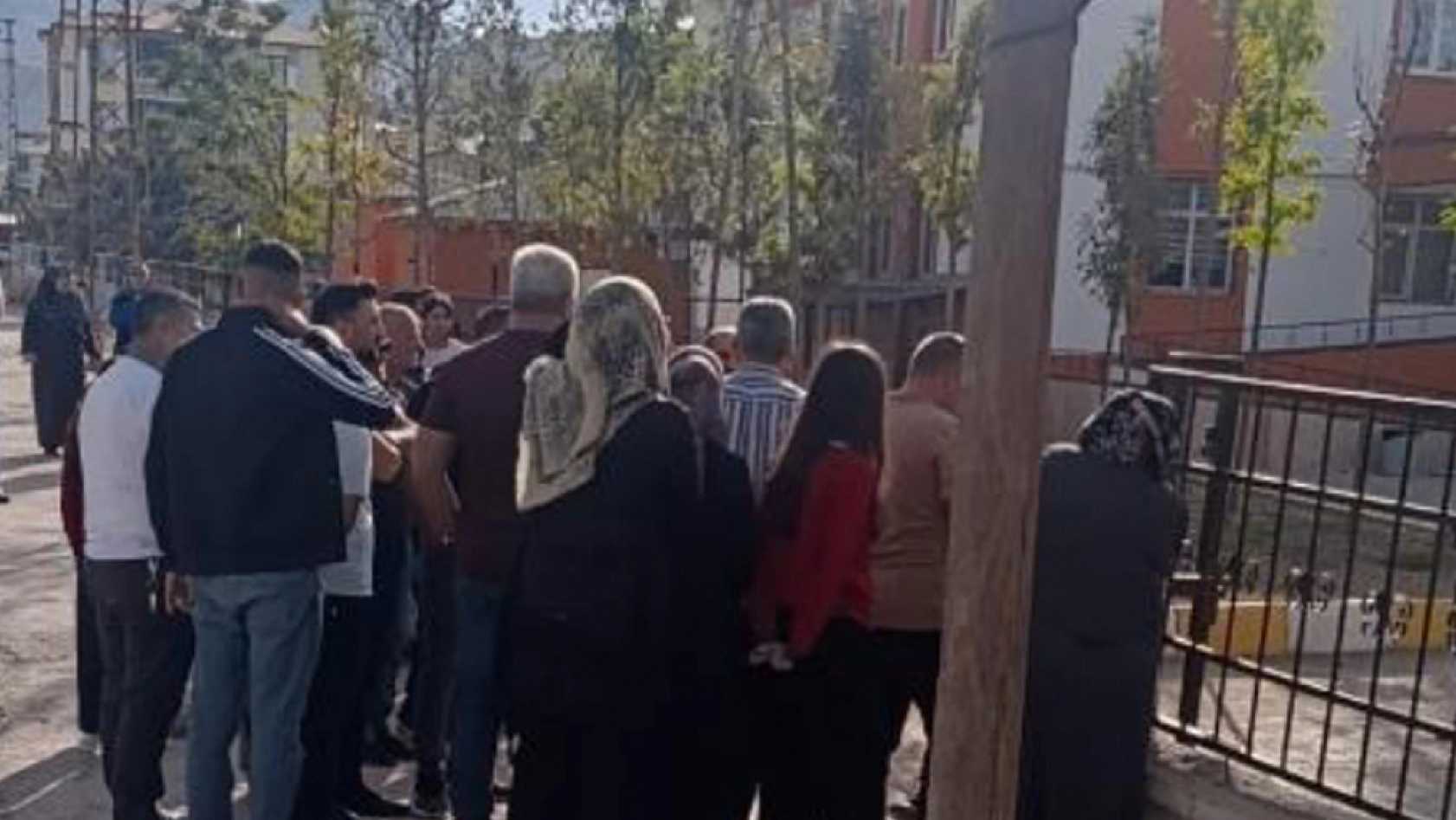 Okulda panik anları: Öğrenci okula pompalı tüfekle geldi