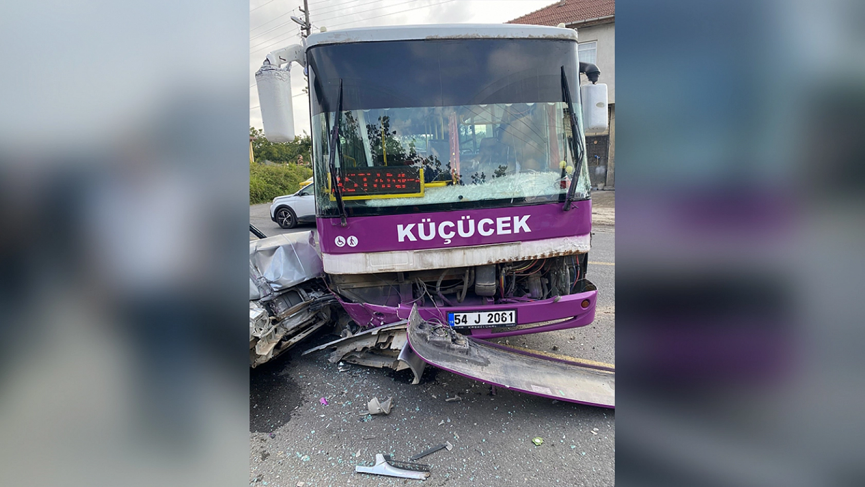 Halk otobüsü ile otomobil çarpıştı: 6 yaralı