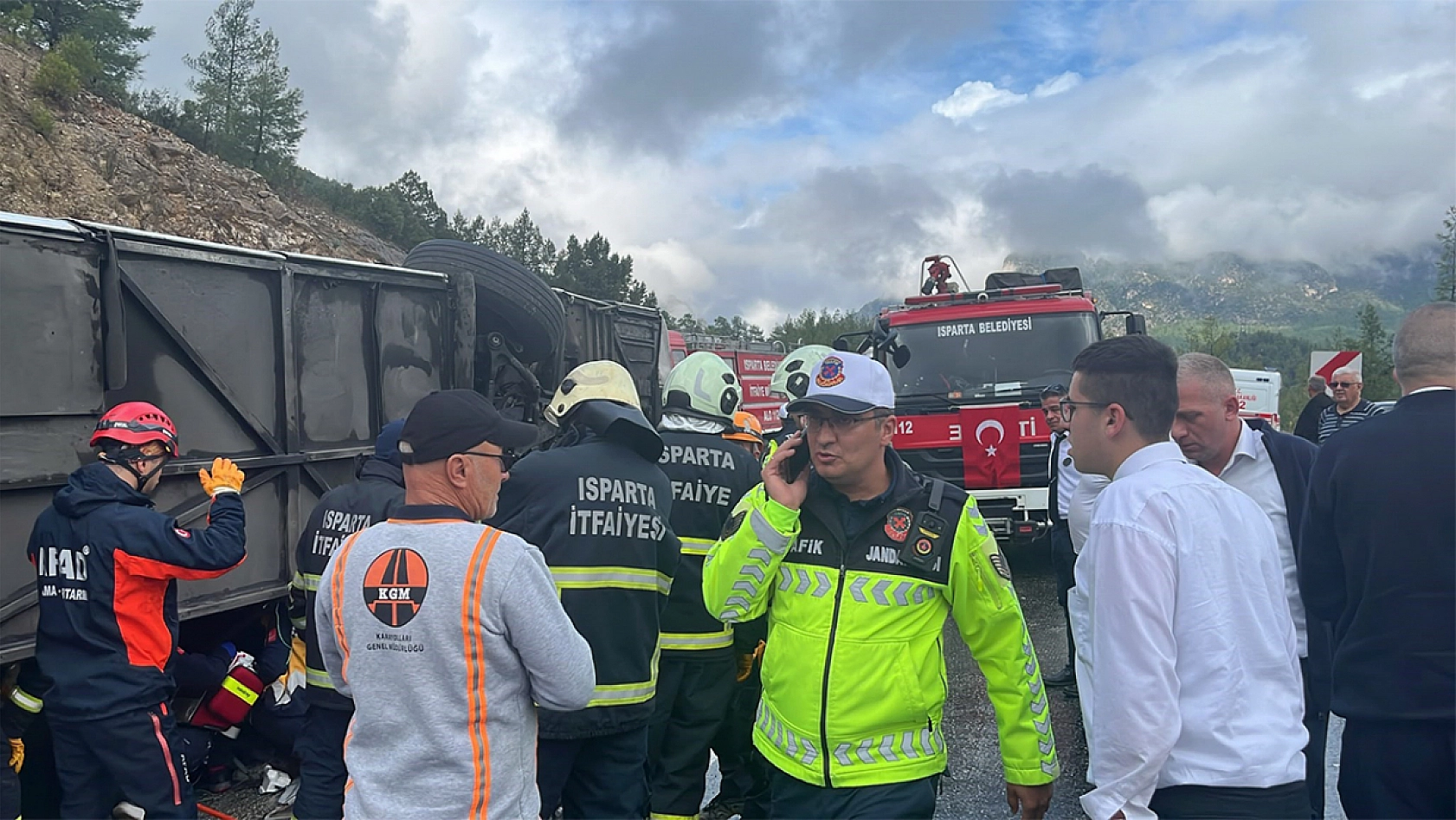 Kara yolunda yolcu otobüsü devrildi: 1 ölü, 7 yaralı