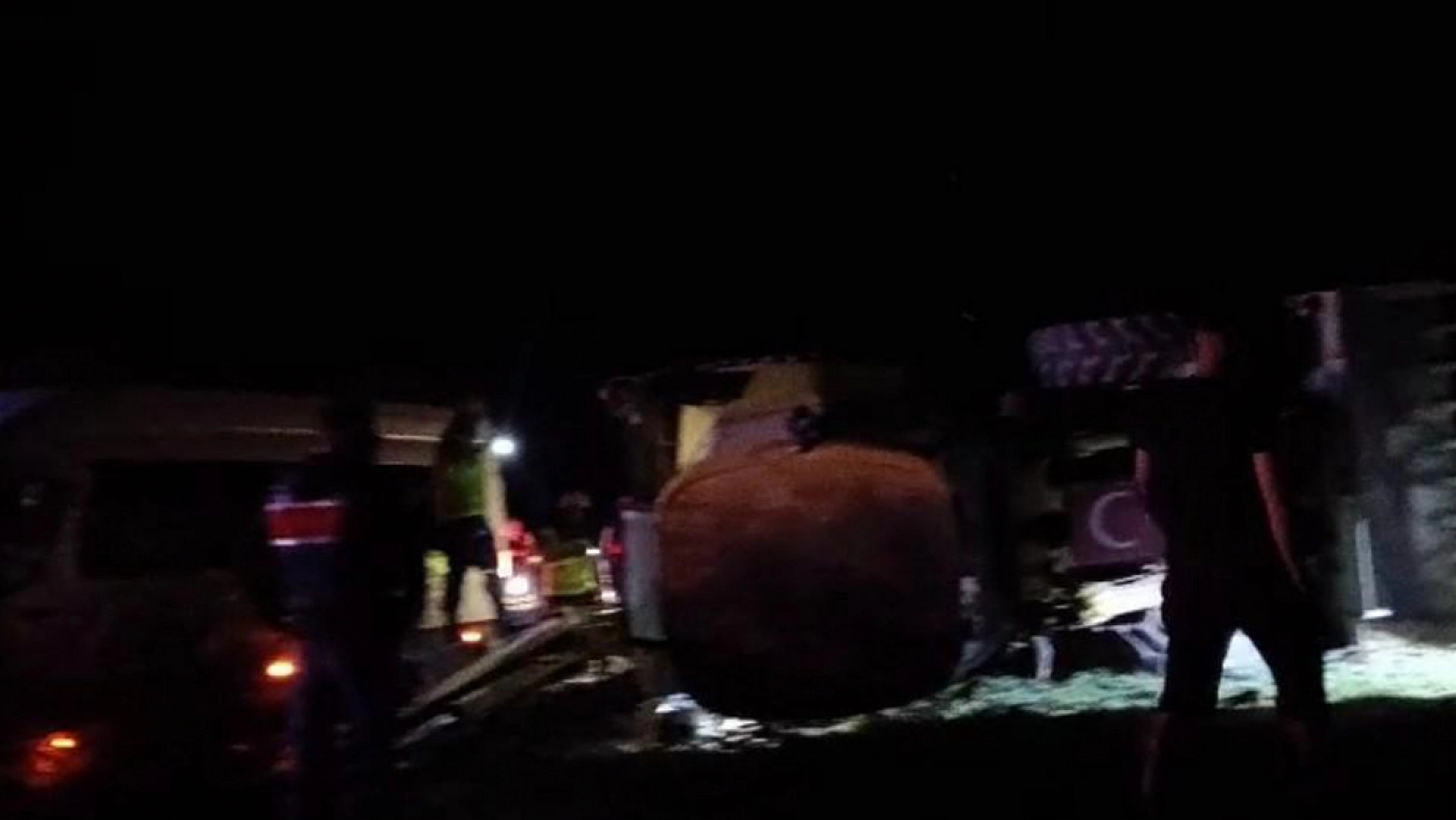 İşçi servisleri ile iş makinesi çarpıştı: 1 ölü, 15 yaralı