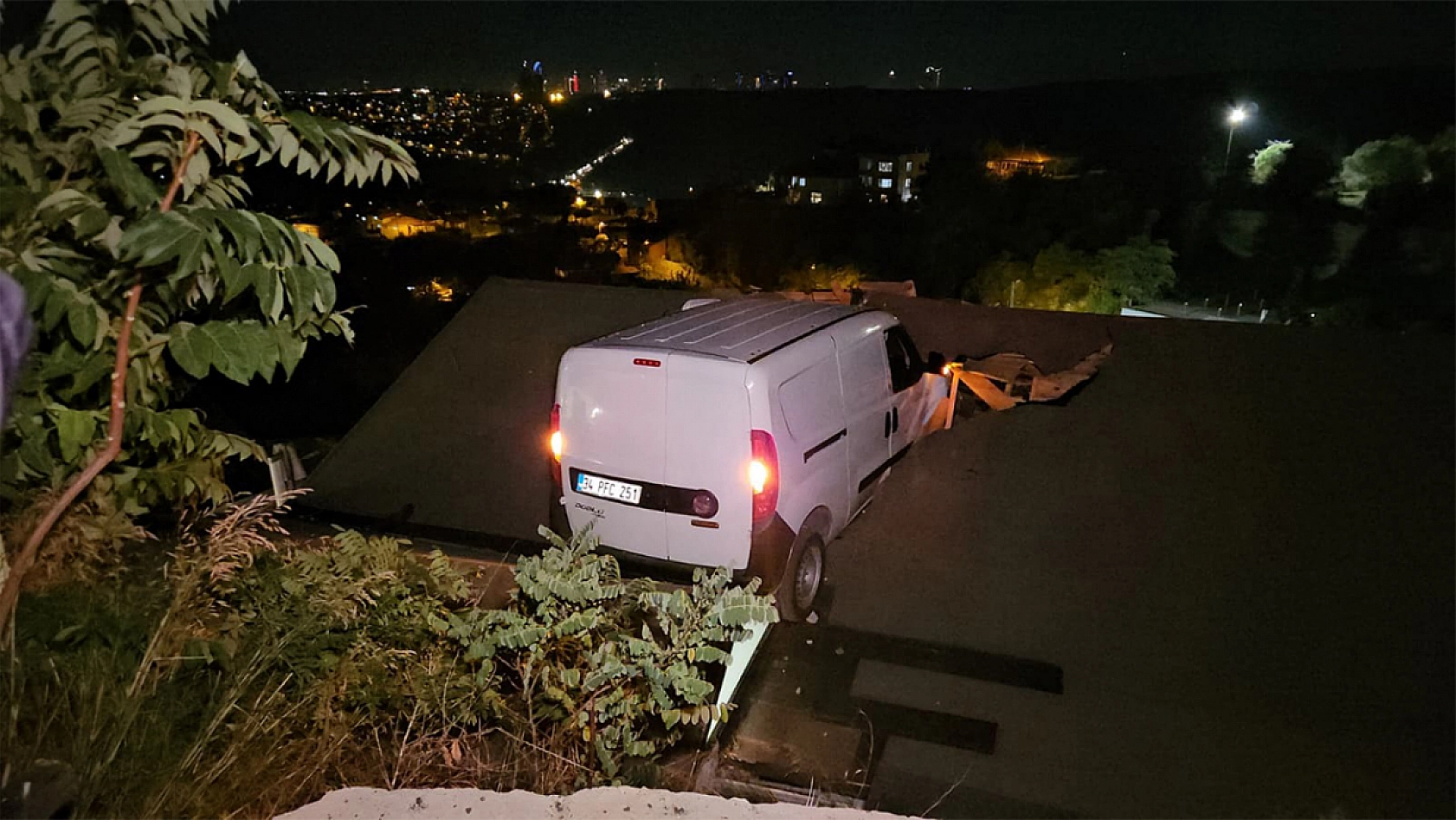 Kontrolden çıkan araç evin çatısına uçtu: 1 yaralı