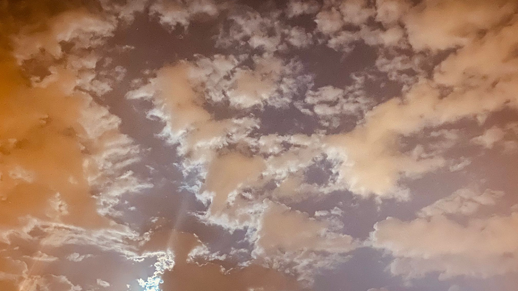 Elazığ'da bulutlar geceyi aydınlattı