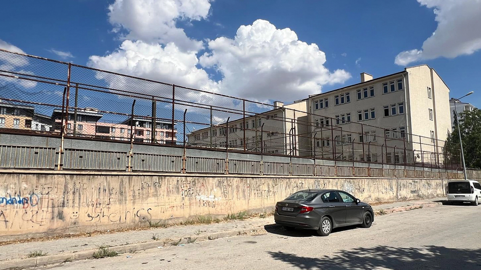 Elazığ'da yıkılmayan okul binası mahallelinin kâbusu oldu