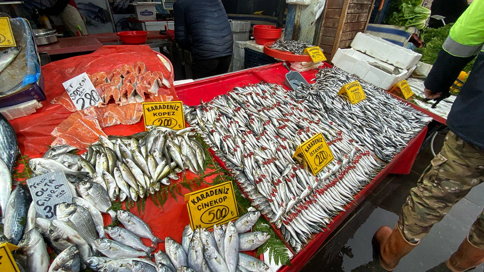 Elazığ'da tezgahlar dolu, talep yoğun