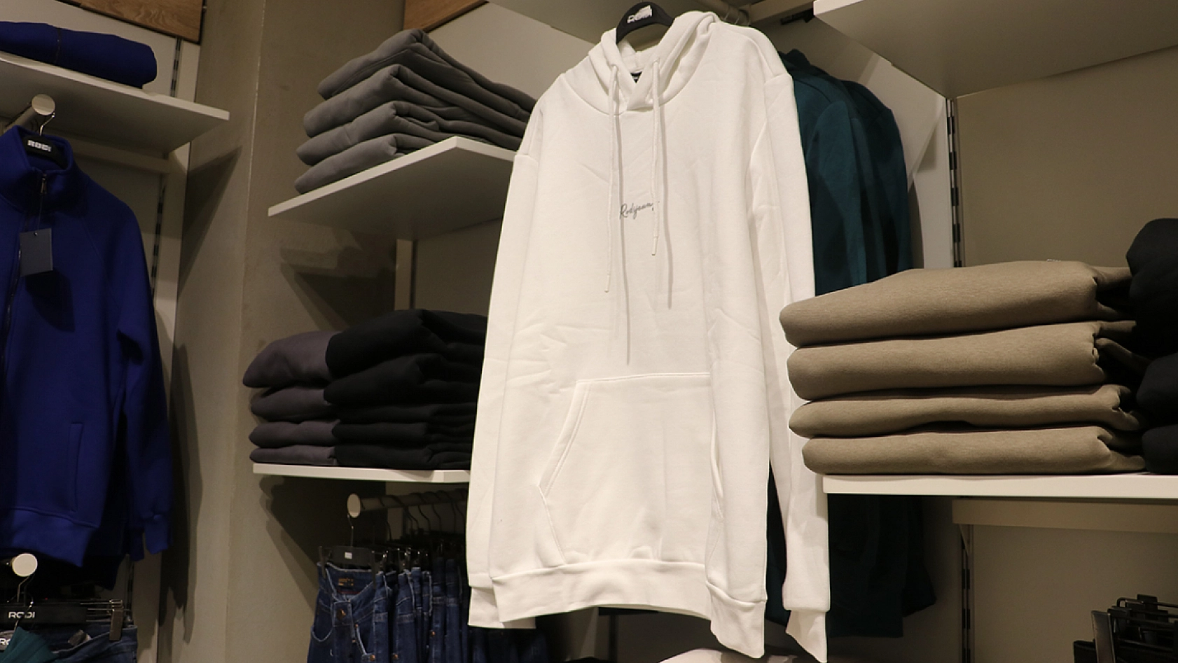 Elazığ'da bir mağaza yüzde 70 indirim yaptı duyanlar oraya koştu