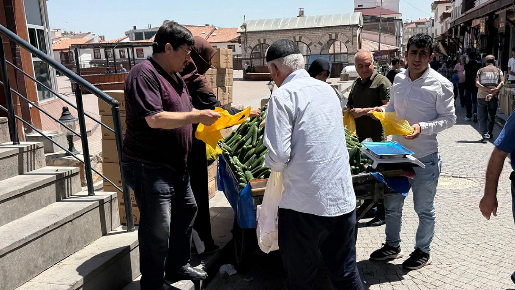 Elazığ'da kilosu 15 lira oldu poşet poşet satıldı!