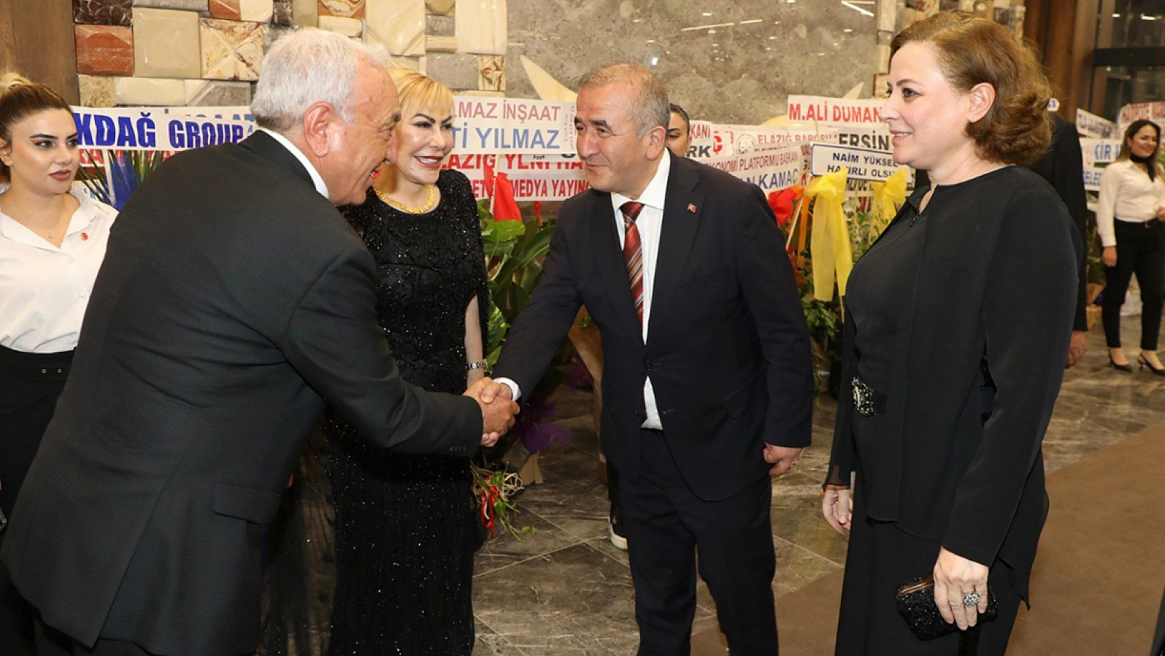 Elazığ'da tarihi düğün: Çayda Çıra gösterisiyle taçlanan geceye 3 bin davetli katıldı