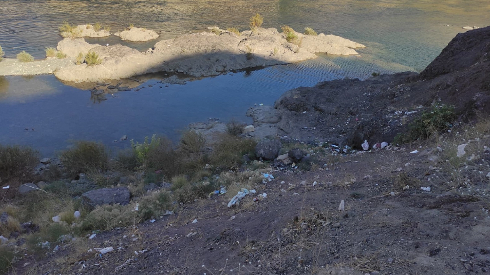 Tarihi Palu Köprüsü çöpler içinde kaldı