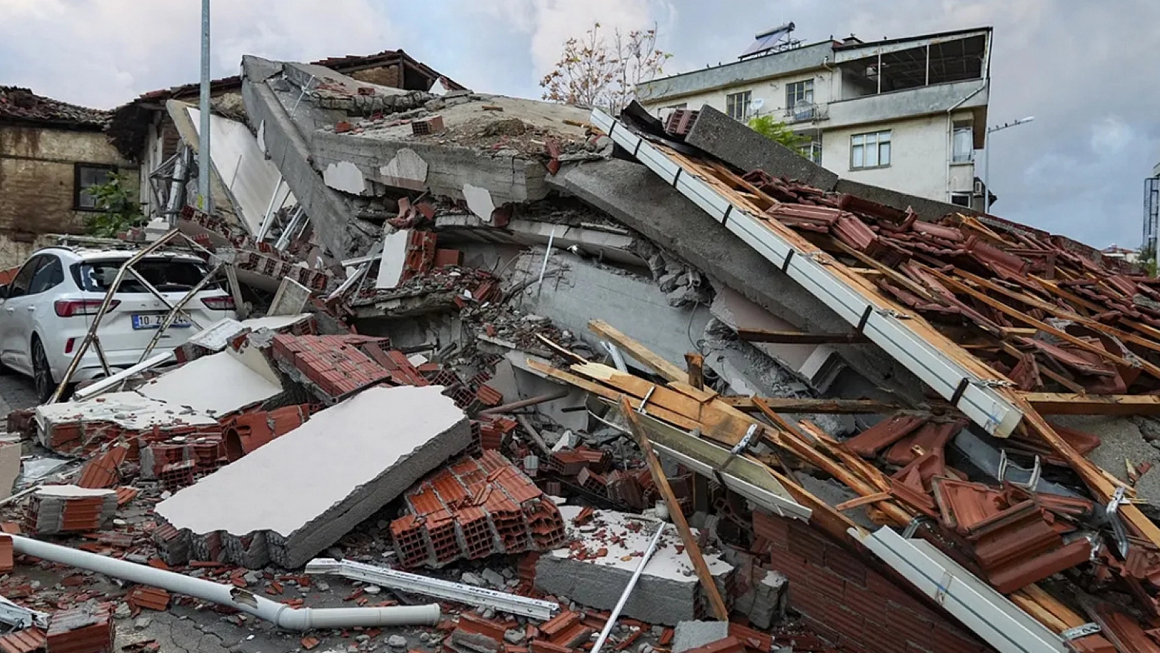 Gebze'de facia! 1 bina çöktü 5 kişi aranıyor
