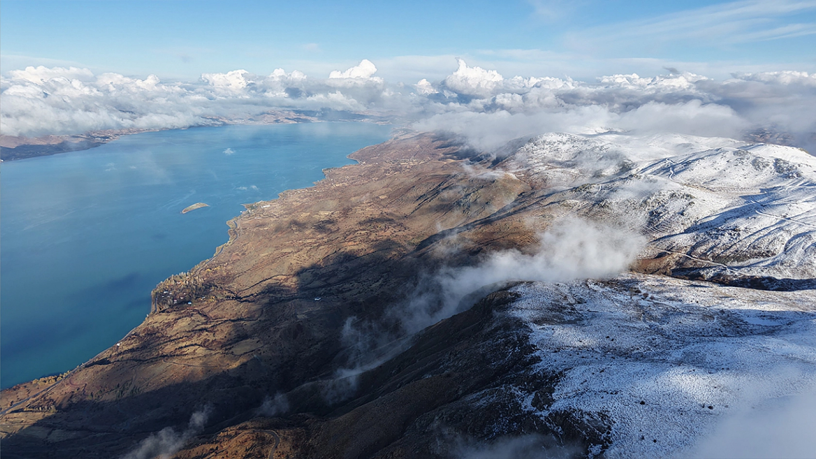 Kar, bulut ve göl bir arada: Elazığ'da Hazarbaba manzarası nefes kesti