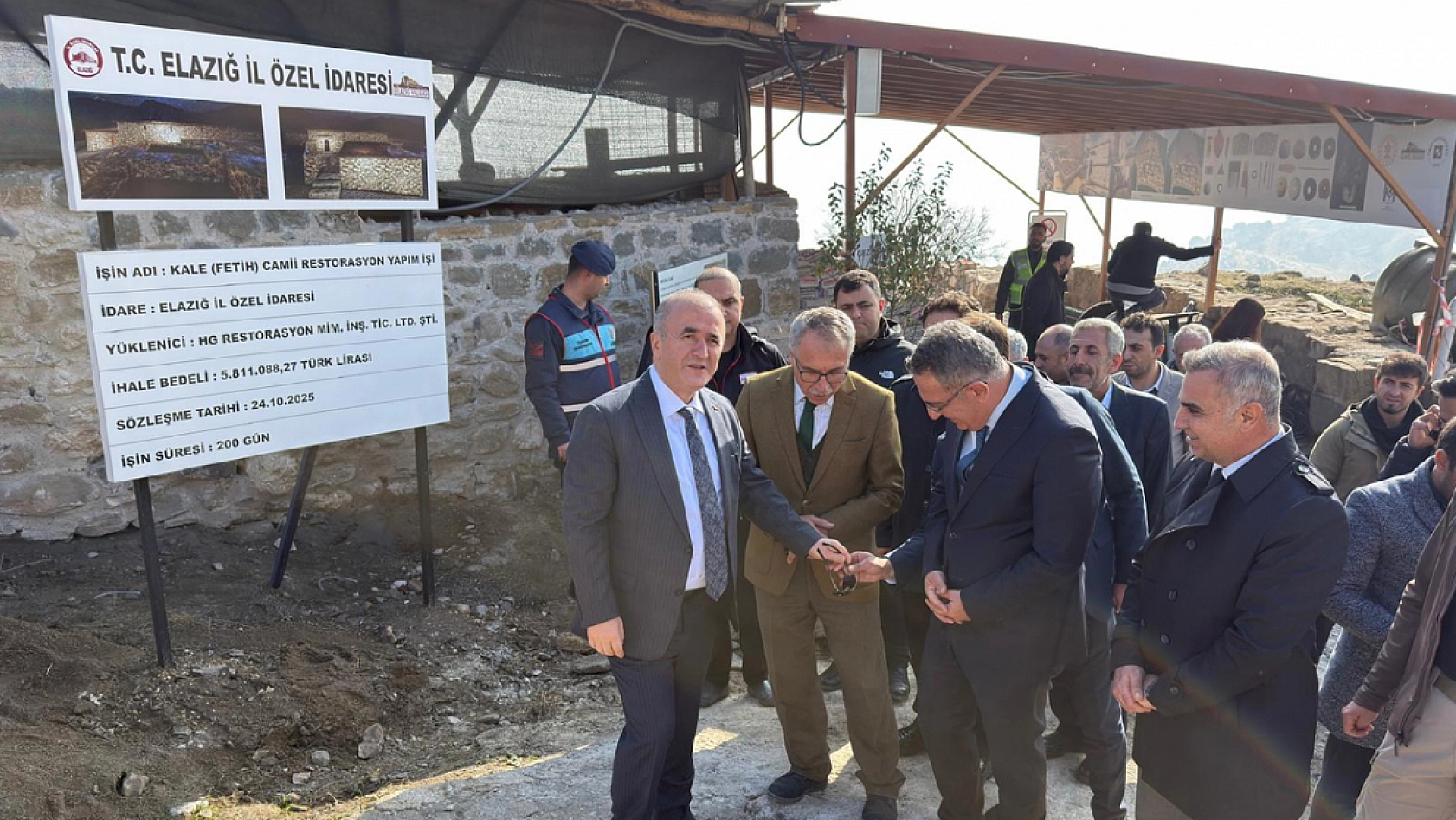 Vali Hatipoğlu,  Fetih Mescidi'ndeki restorasyon çalışmalarını inceledi