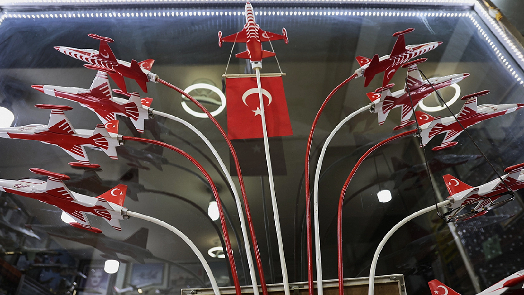 Elazığ'da 75 yaşındaki Atilla Demirbaş'ın pilotluk hayali gökyüzünde kaldı, maketlerle yaşadı