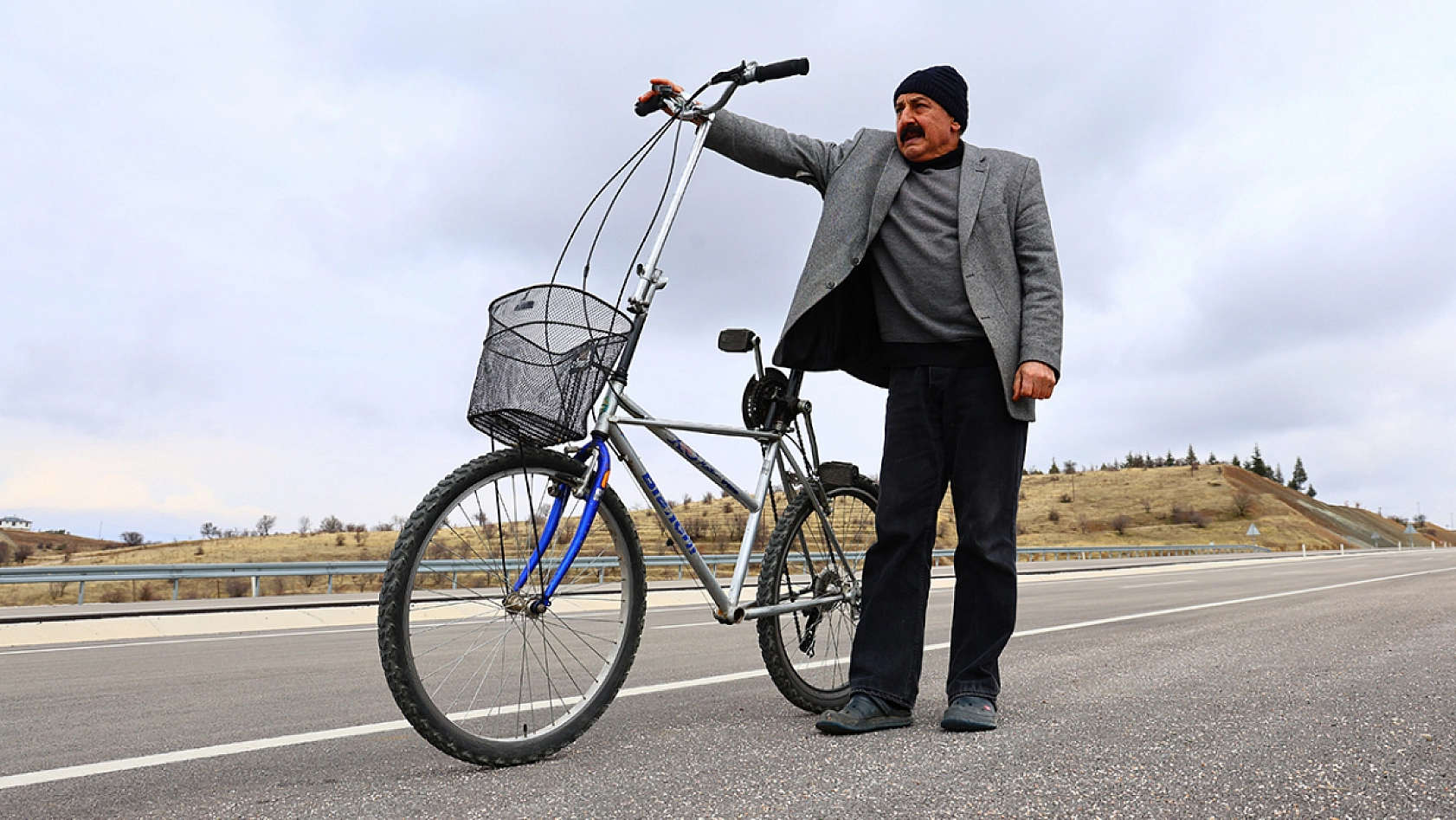 Sokakta gören duruyor! Elazığ'da gizemli tasarım