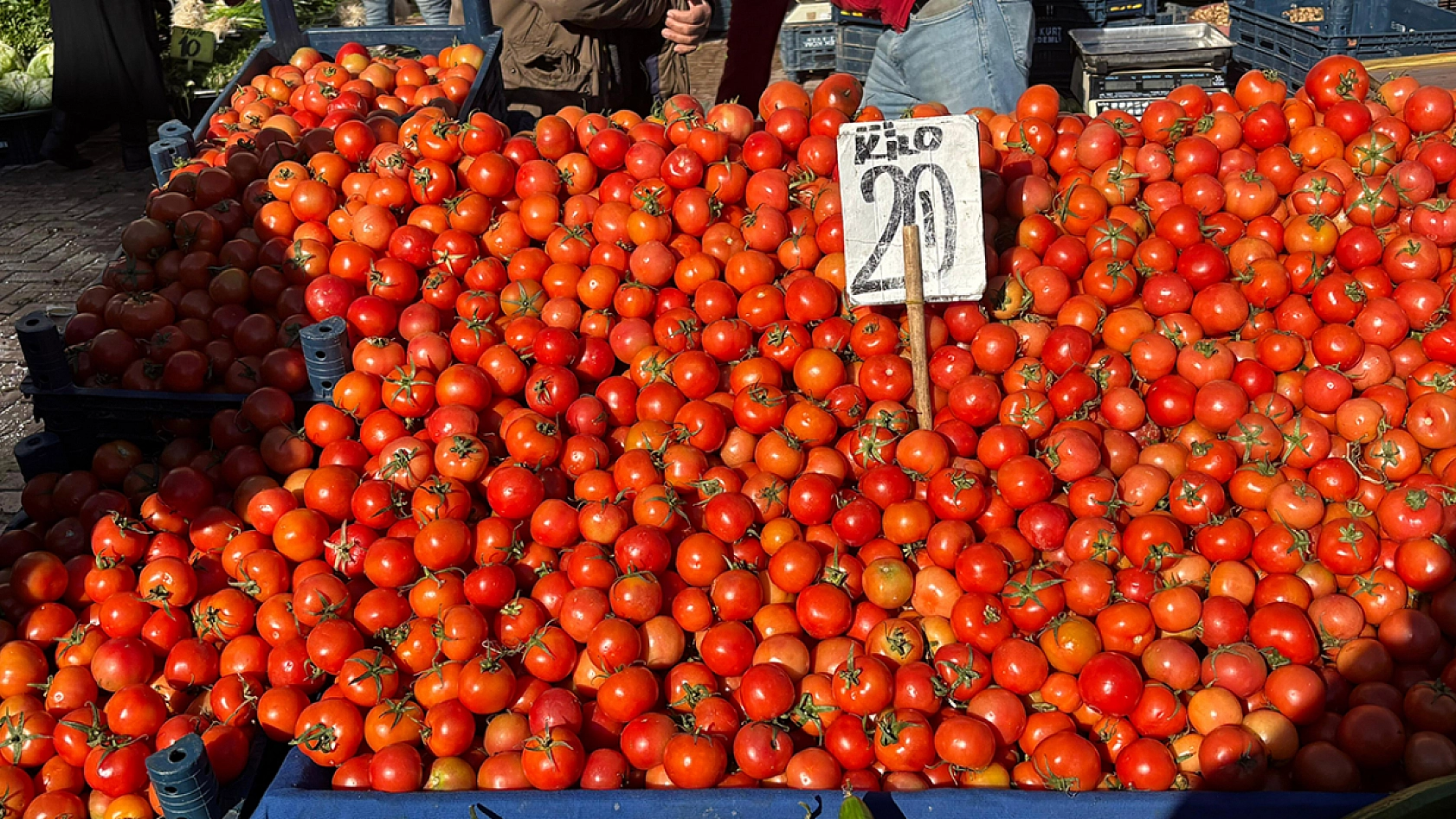 Elazığ'da Yılbaşı öncesi Salı Pazarı'nda durgunluk