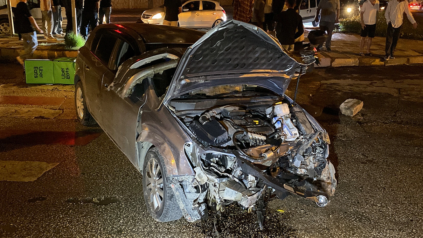 Motosikletle çarpışan otomobil direği devirdi: 5 yaralı