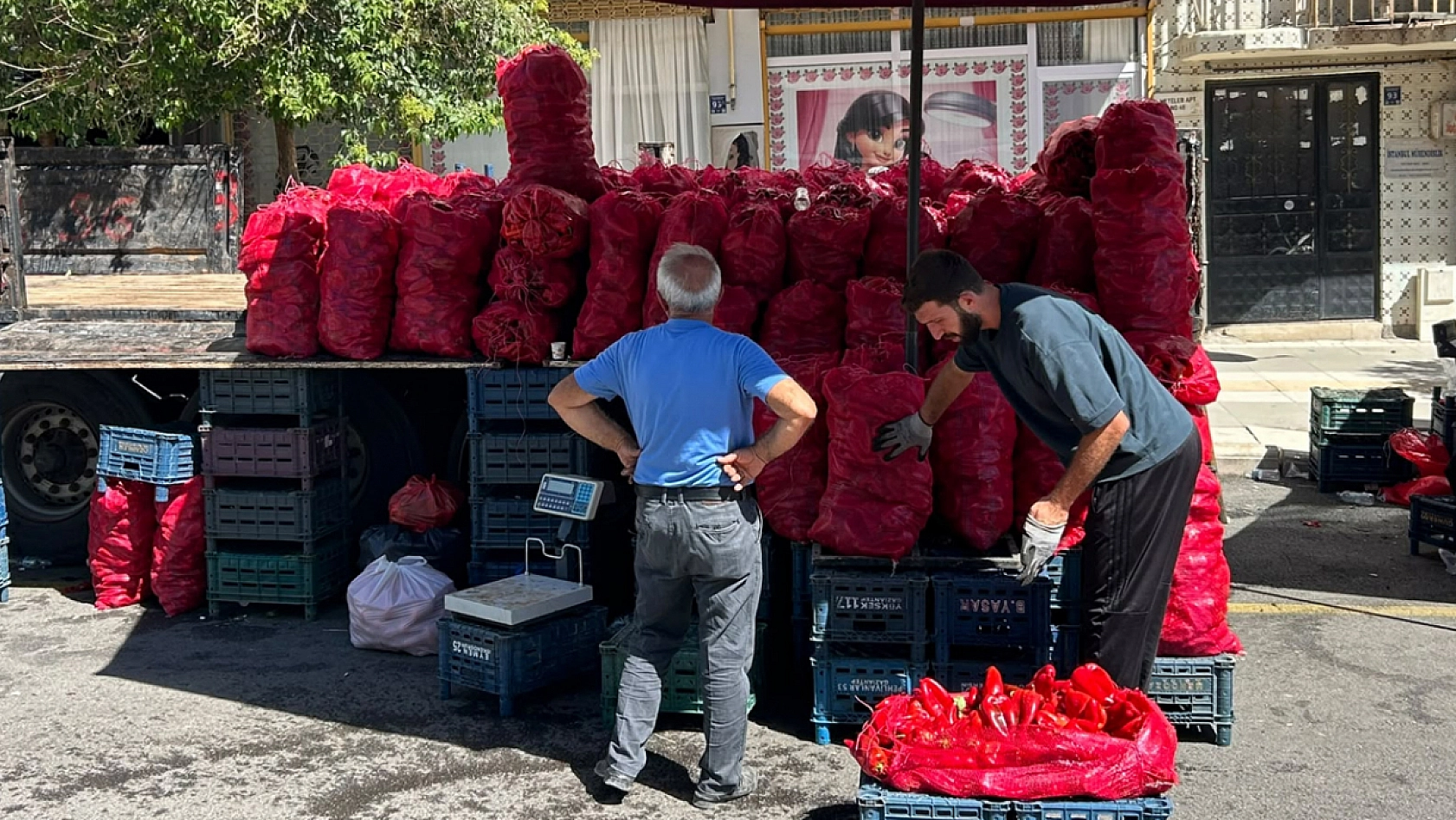 Elazığ'da kışlık hazırlıklar başladı: Vatandaş pazara akın etti
