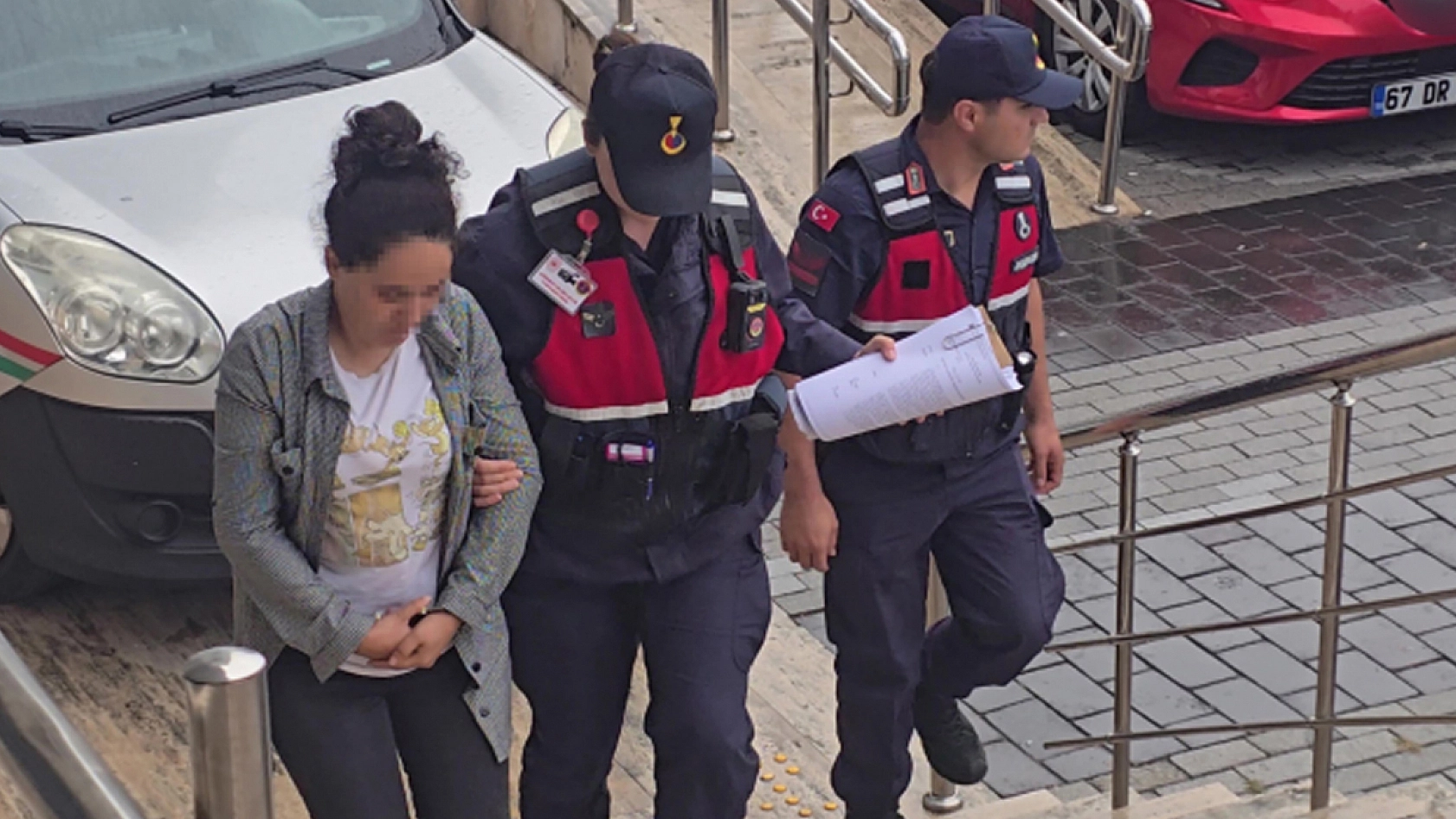 Anne babası 17 yaşındaki kızlarını zincire vurdu