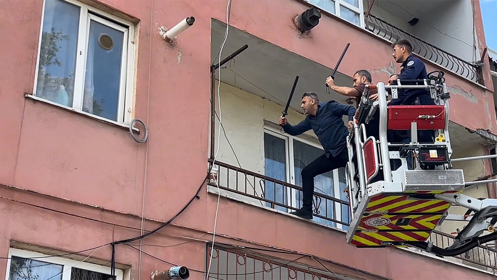 Hastaneye yatmak istemedi, polise bıçak çekip direndi