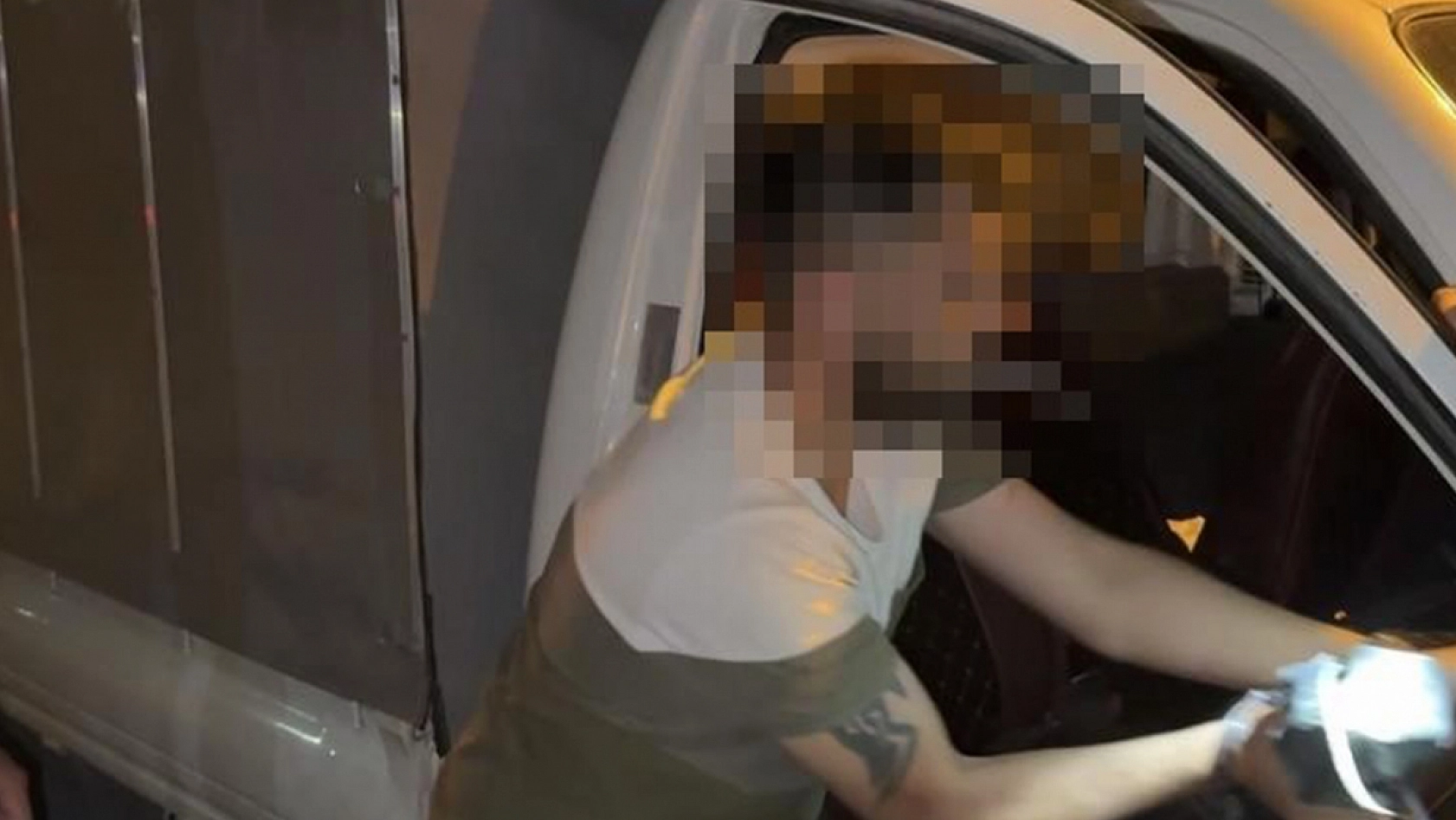 Eşi kamyonetten atladı, o sigara peşine düştü