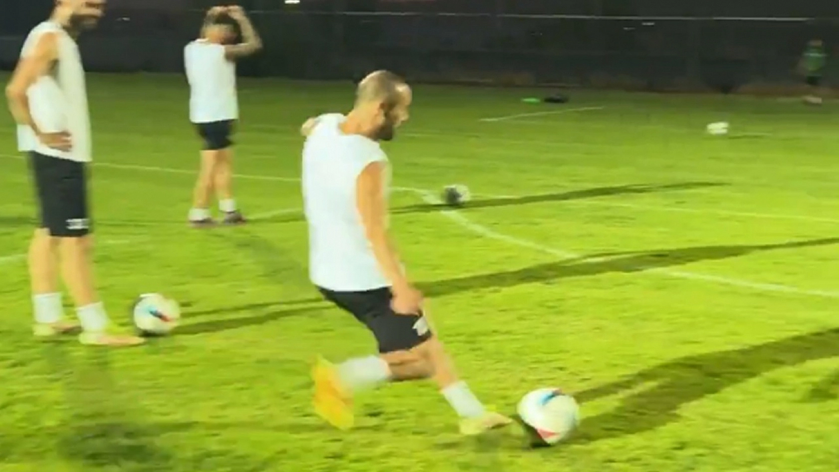 Elazığspor'un yıldızı öyle bir hareket yaptı ki: Sosyal medya yıkıldı